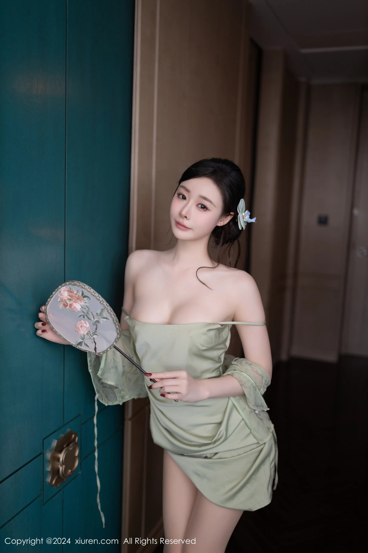 [[XiuRen秀人网]秀人网]No.9124_模特小逗逗性感浅色古风服饰配超薄无内肉丝秀曼妙身材诱惑写真81P