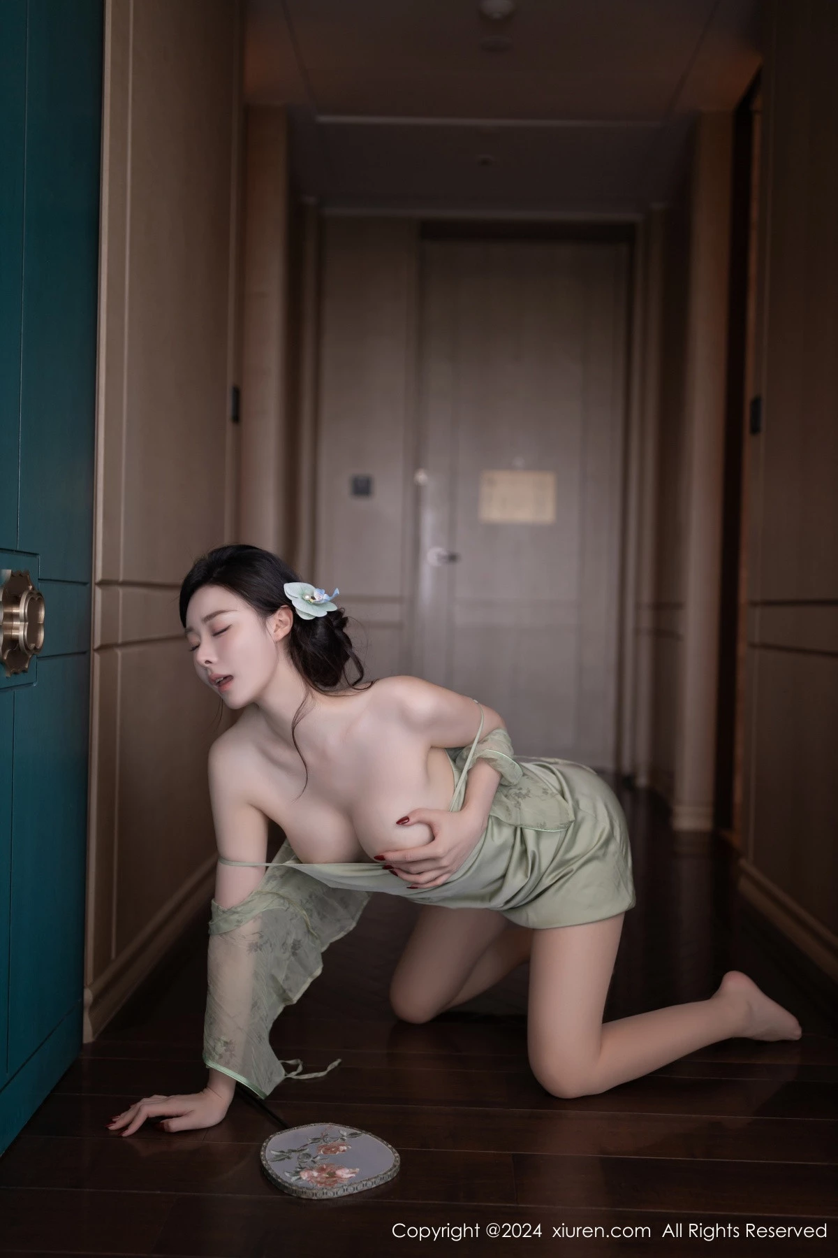 [[XiuRen秀人网]秀人网]No.9124_模特小逗逗性感浅色古风服饰配超薄无内肉丝秀曼妙身材诱惑写真81P