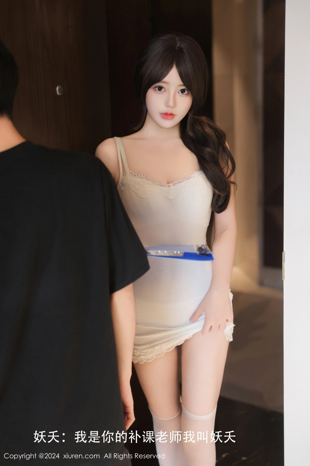 [[XiuRen秀人网]秀人网]No.9121_模特桃妖夭性感白色连衣短裙配白色丝袜秀曼妙身姿迷人诱惑写真85P