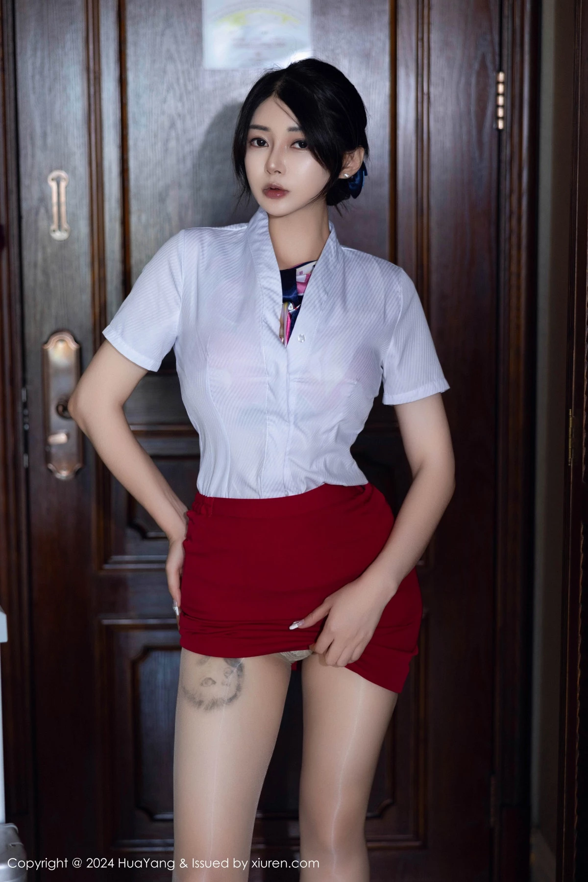 [HuaYang花漾]Vol.605_模特凯竹Quinn性感空姐制服红短裙露肉丝袜秀丰腴身姿诱惑写真80P