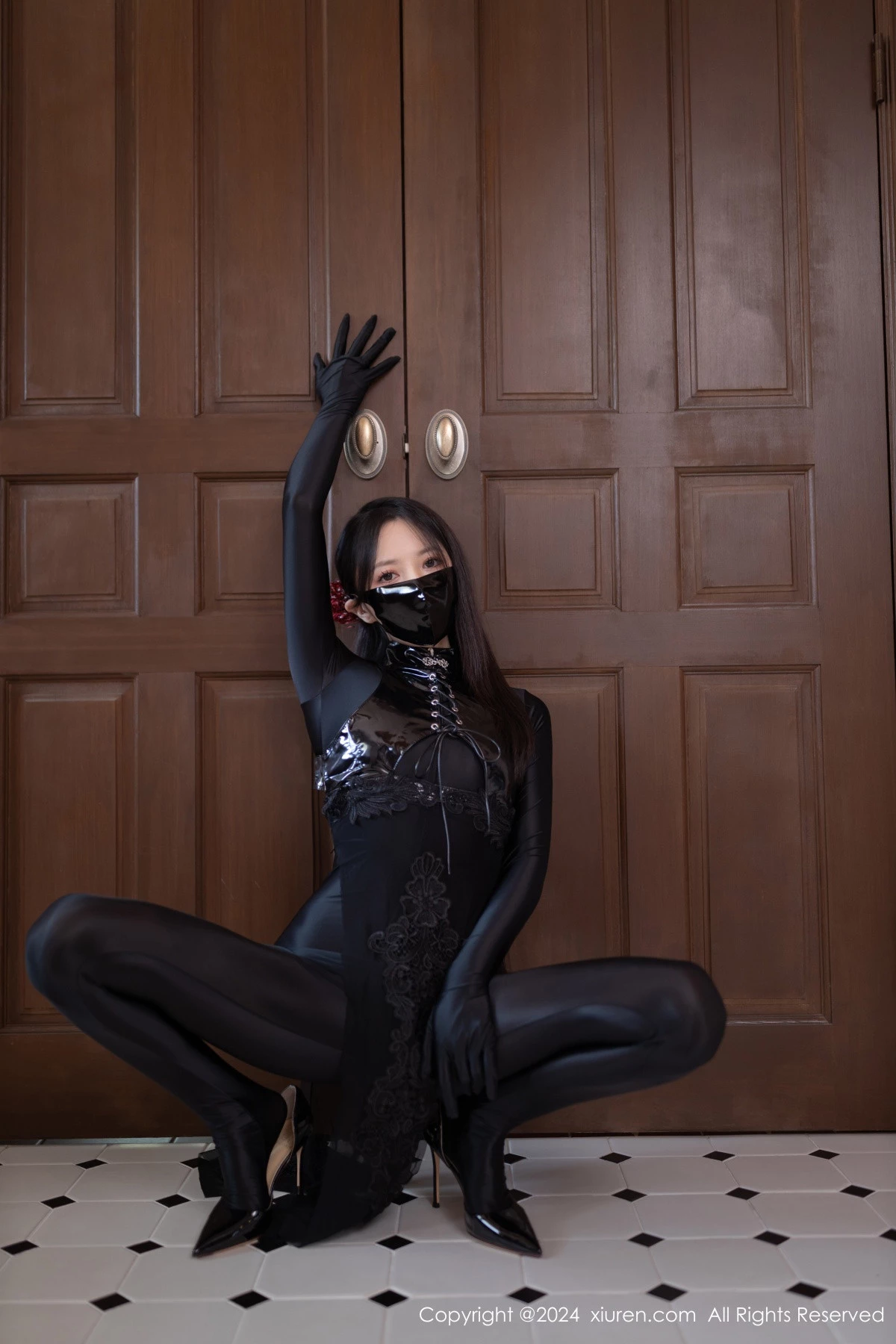 [[XiuRen秀人网]秀人网]No.9125_模特鱼子酱Fish私房性感黑色紧身连体衣秀曼妙身姿撩人诱惑写真80P