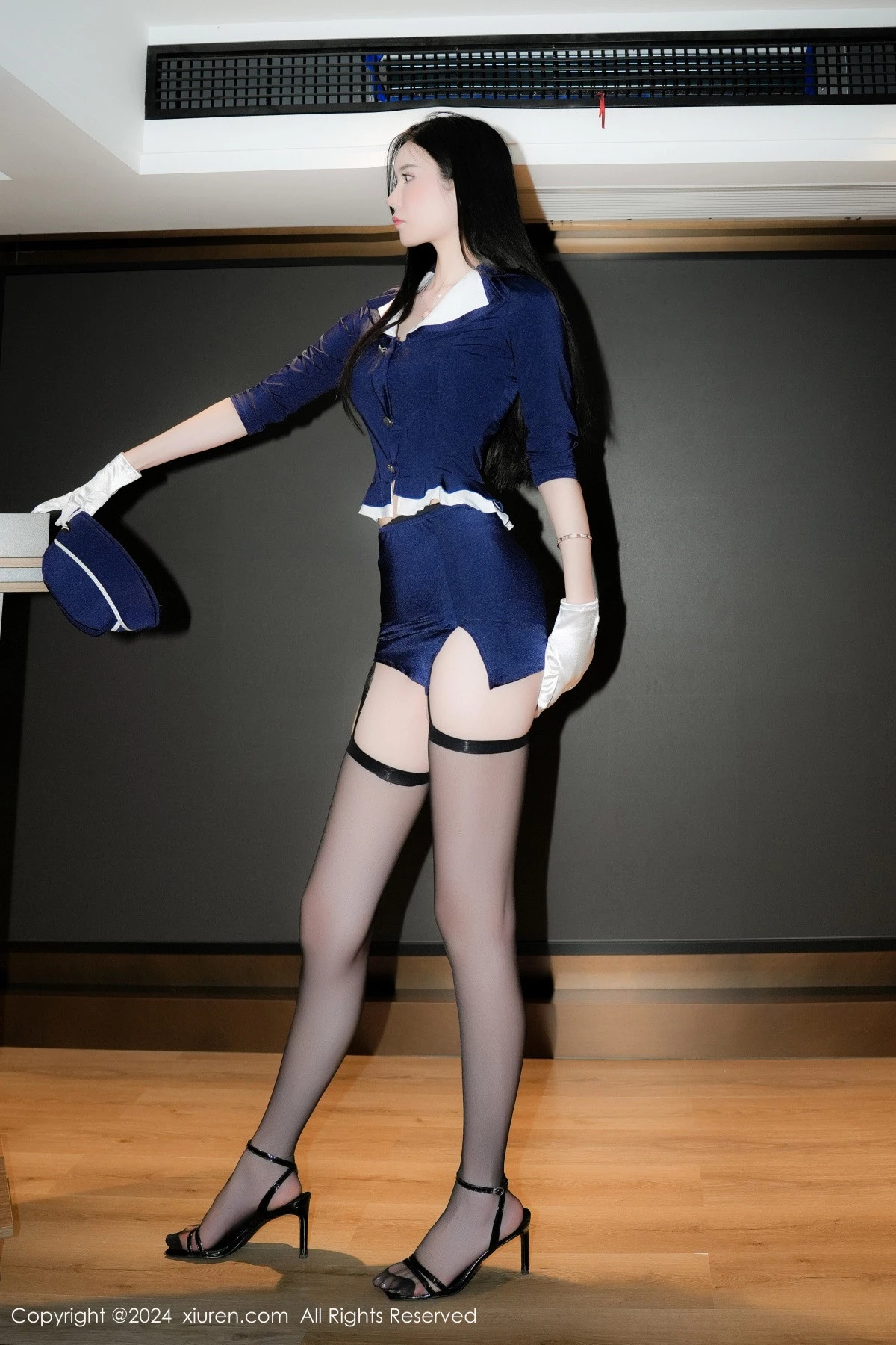 [[XiuRen秀人网]秀人网]No.9126_模特Erikaki性感蓝色空姐制服配黑丝吊袜秀修长美腿撩人诱惑写真80P