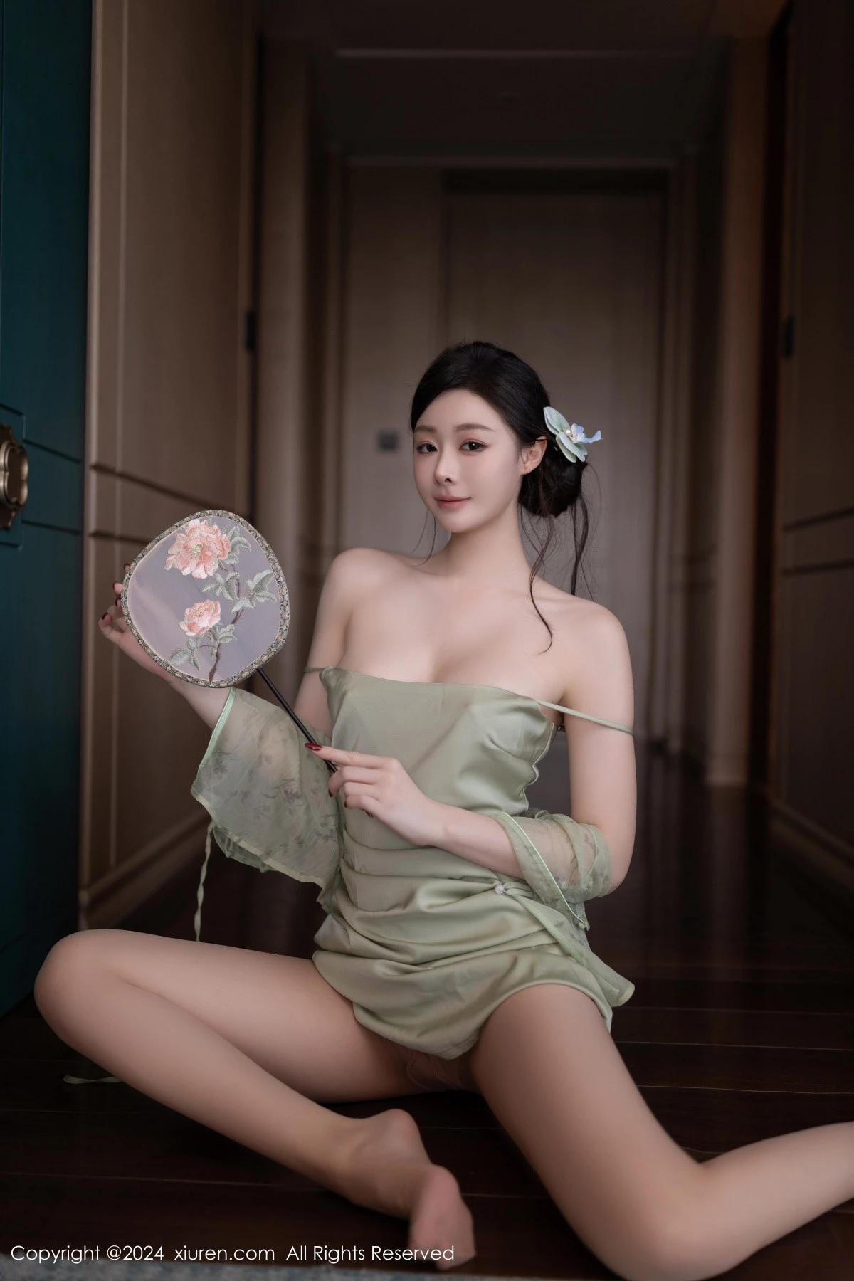 [[XiuRen秀人网]秀人网]No.9124_模特小逗逗性感浅色古风服饰配超薄无内肉丝秀曼妙身材诱惑写真81P