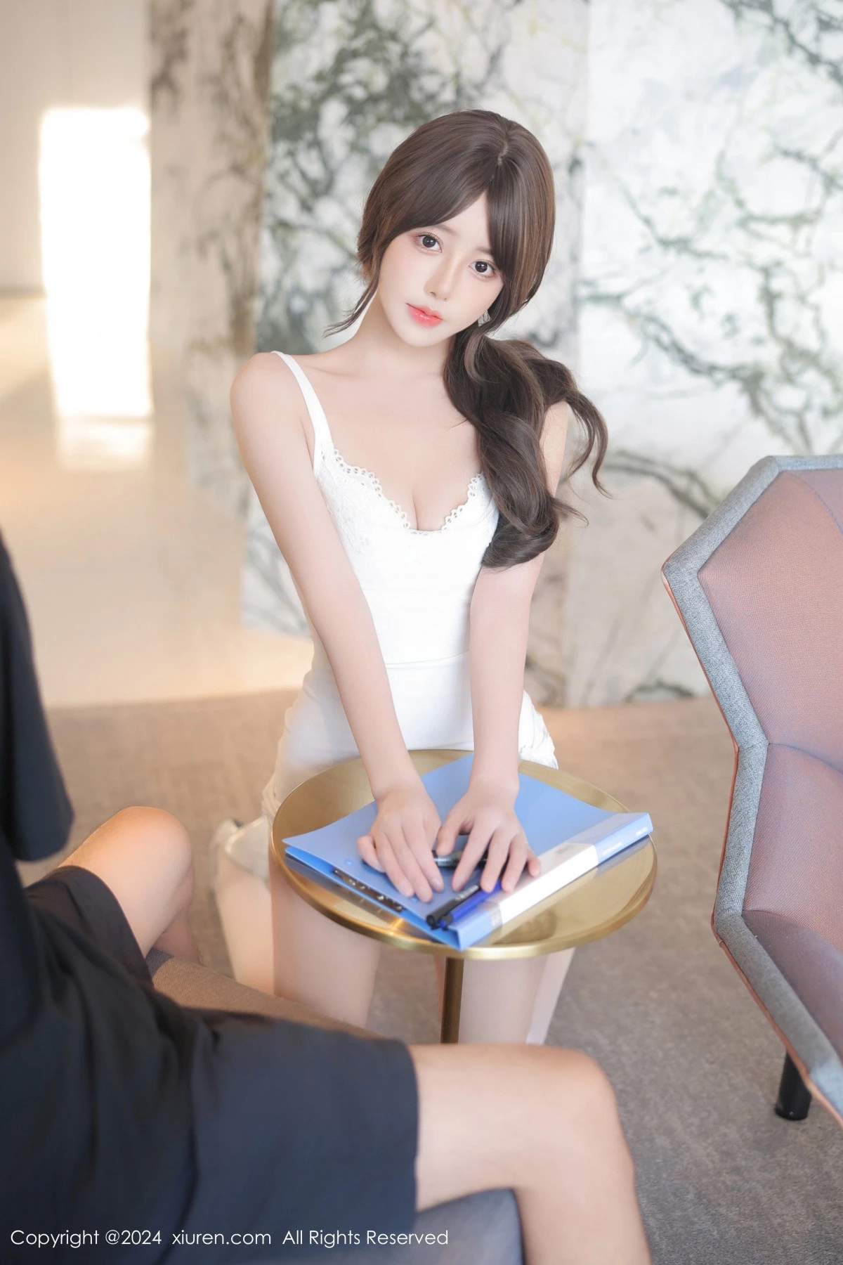 [[XiuRen秀人网]秀人网]No.9121_模特桃妖夭性感白色连衣短裙配白色丝袜秀曼妙身姿迷人诱惑写真85P