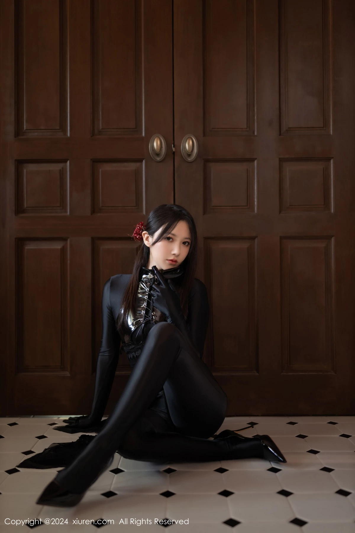 [[XiuRen秀人网]秀人网]No.9125_模特鱼子酱Fish私房性感黑色紧身连体衣秀曼妙身姿撩人诱惑写真80P