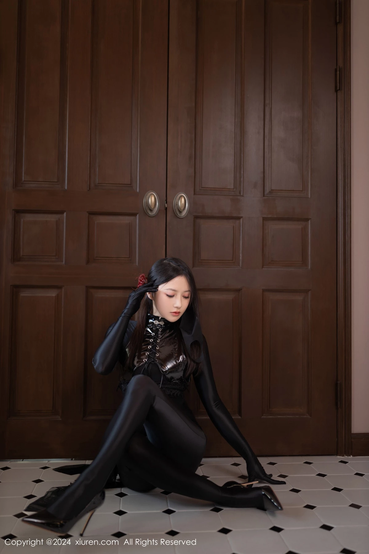 [[XiuRen秀人网]秀人网]No.9125_模特鱼子酱Fish私房性感黑色紧身连体衣秀曼妙身姿撩人诱惑写真80P