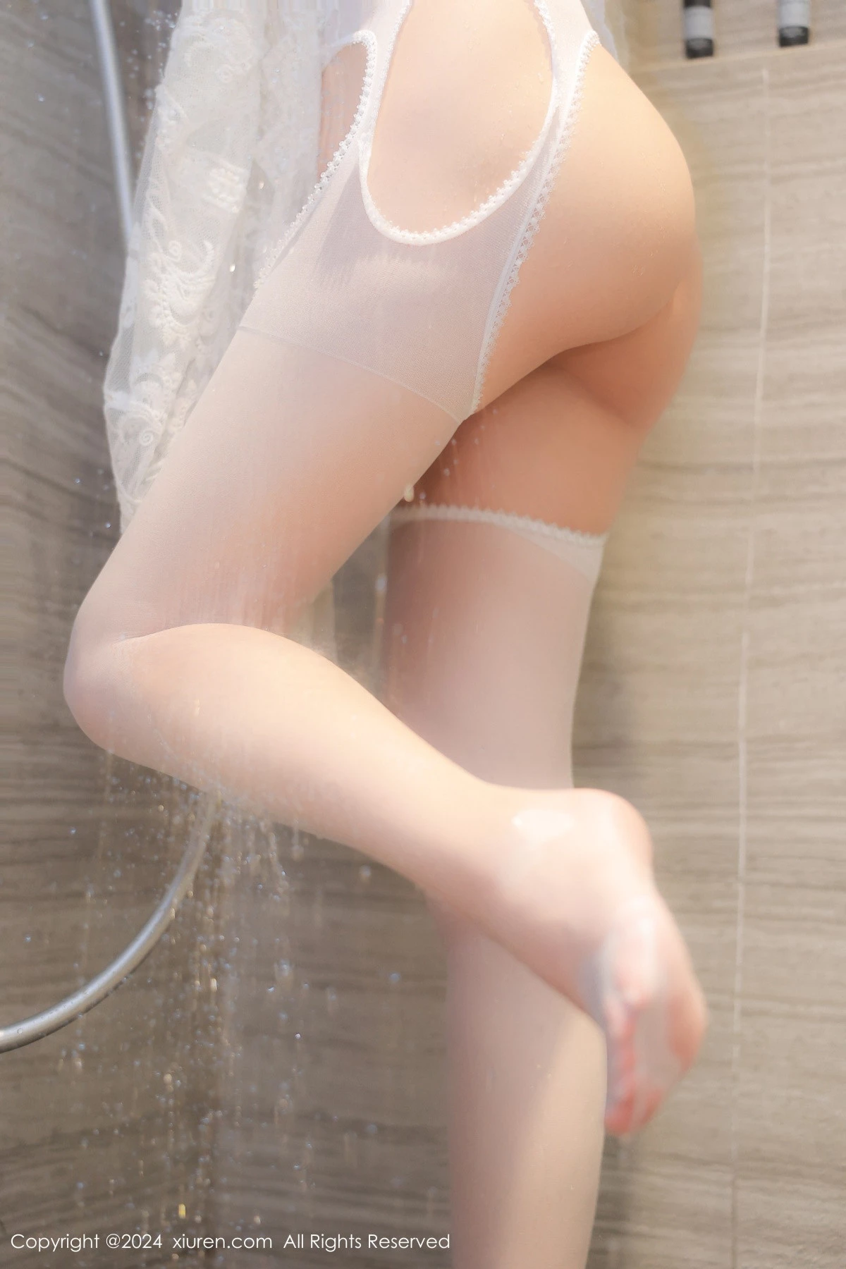 [[XiuRen秀人网]秀人网]No.9132_模特小蛮妖Yummy浴室场景性感白色服饰配白丝吊袜湿身诱惑写真82P