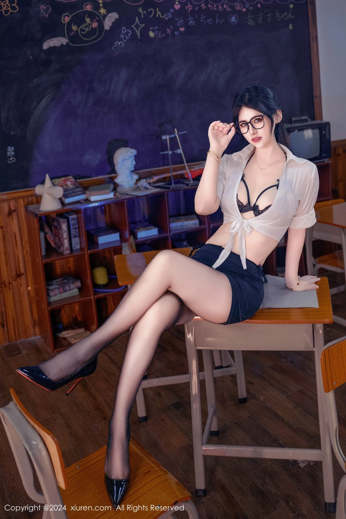 [[XiuRen秀人网]秀人网]No.9130_模特诗诗kiki性感白T配黑短裙露黑色蕾丝内衣秀完美身材诱惑写真88P