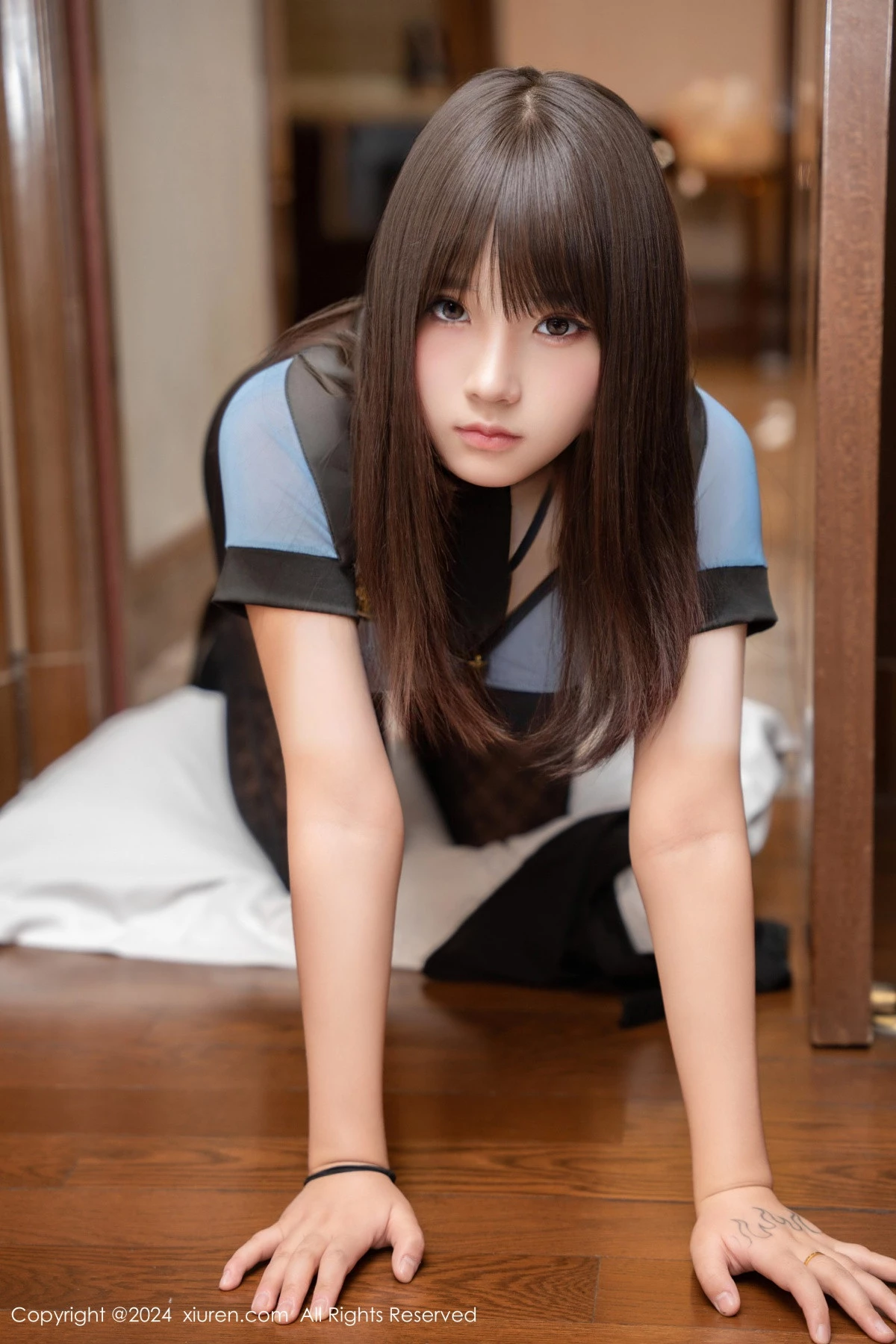 [[XiuRen秀人网]秀人网]No.9129_模特姚若兮vay性感蓝色情趣制服配超薄黑丝秀惹火身材诱惑写真83P