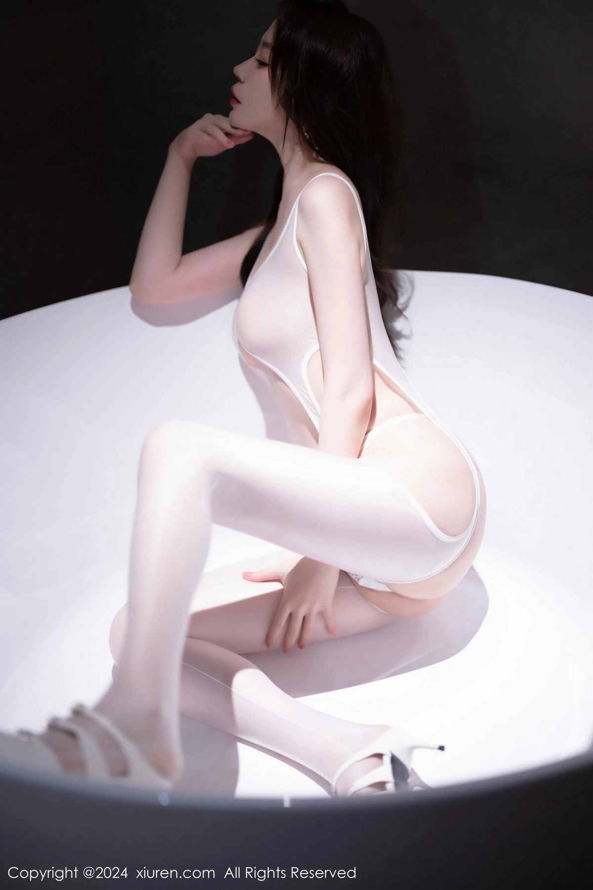 [[XiuRen秀人网]秀人网]No.9137_模特梦心玥深灰色吊带短裙+白色轻透情趣服饰秀曼妙身姿诱惑写真87P