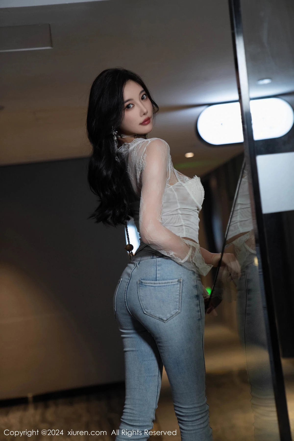 [[XiuRen秀人网]秀人网]No.9140_女神杨晨晨Yome性感白色上衣配牛仔长裤秀丰腴身姿诱惑写真80P