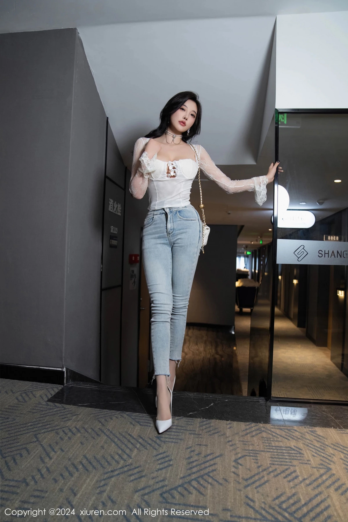 [[XiuRen秀人网]秀人网]No.9140_女神杨晨晨Yome性感白色上衣配牛仔长裤秀丰腴身姿诱惑写真80P