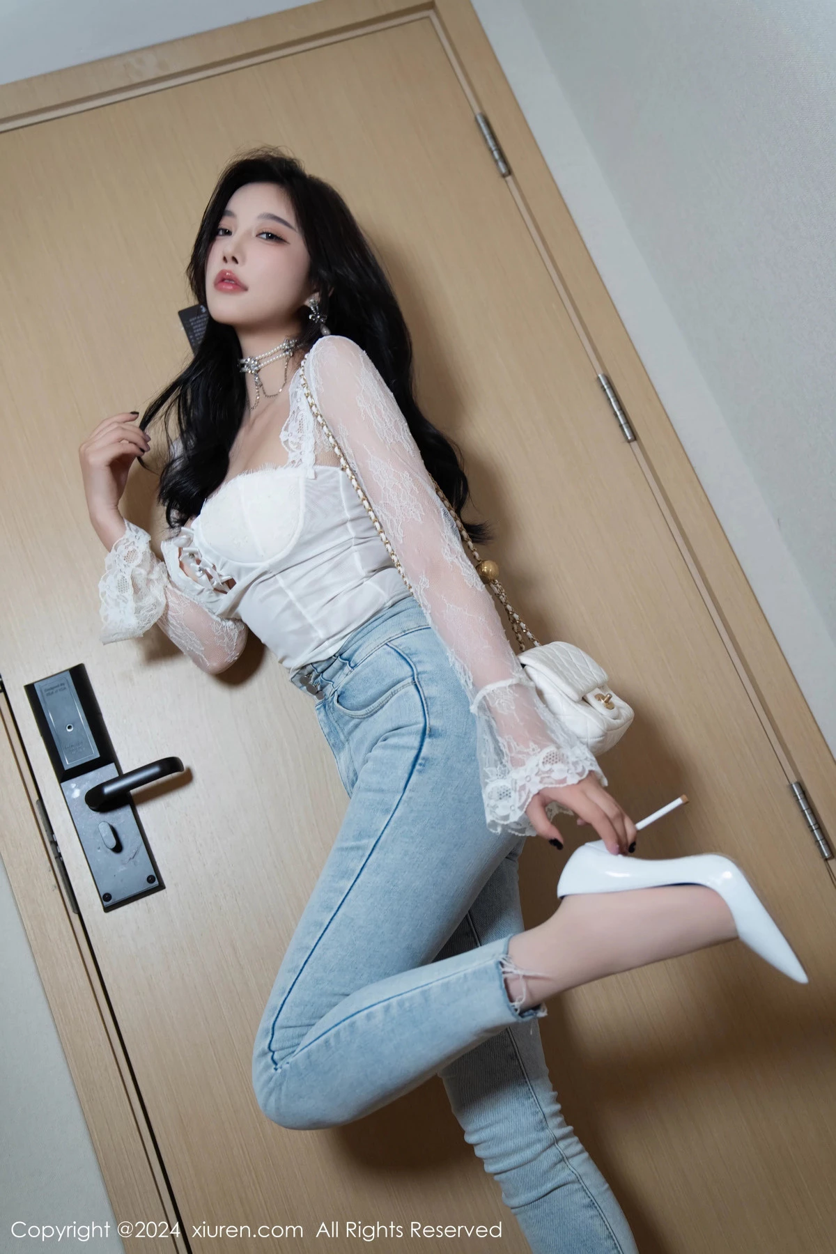 [[XiuRen秀人网]秀人网]No.9140_女神杨晨晨Yome性感白色上衣配牛仔长裤秀丰腴身姿诱惑写真80P