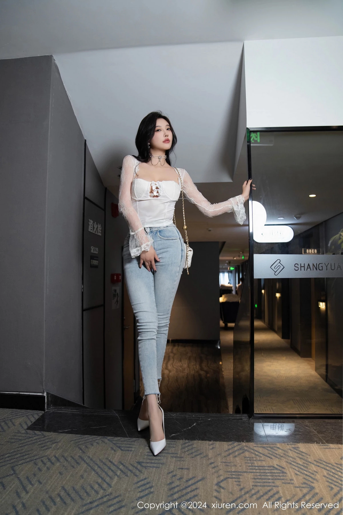 [[XiuRen秀人网]秀人网]No.9140_女神杨晨晨Yome性感白色上衣配牛仔长裤秀丰腴身姿诱惑写真80P