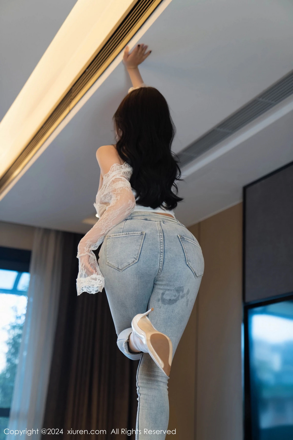 [[XiuRen秀人网]秀人网]No.9140_女神杨晨晨Yome性感白色上衣配牛仔长裤秀丰腴身姿诱惑写真80P