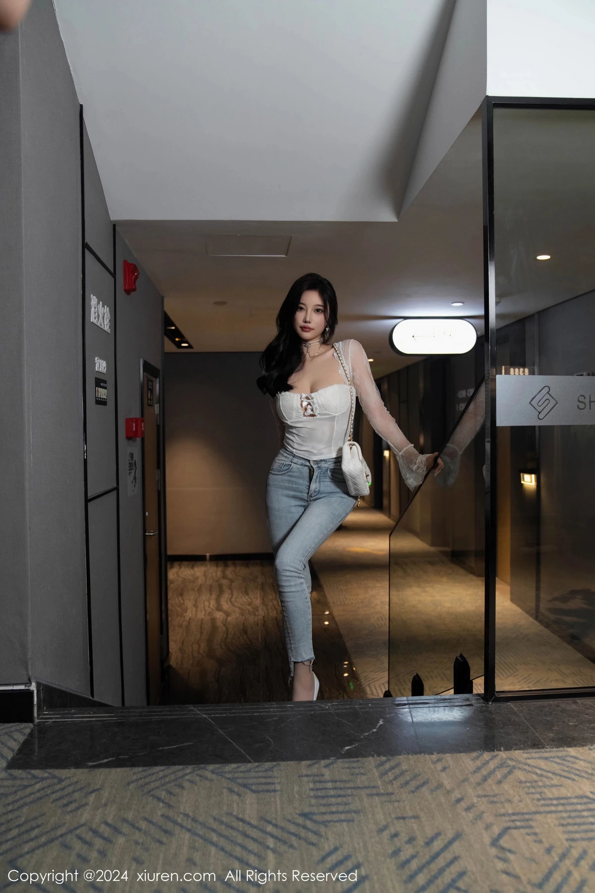 [[XiuRen秀人网]秀人网]No.9140_女神杨晨晨Yome性感白色上衣配牛仔长裤秀丰腴身姿诱惑写真80P