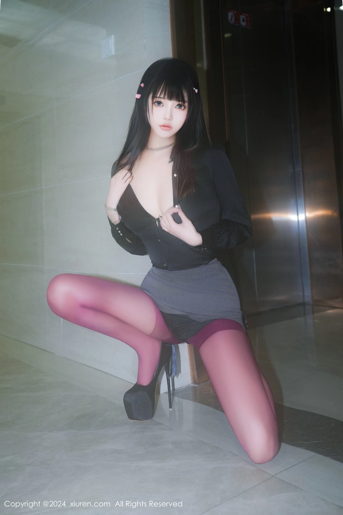 [[XiuRen秀人网]秀人网]No.9142_新人模特小兔纯纯私房超薄红丝裤袜+灰丝裤袜秀翘臀美腿诱惑写真78P