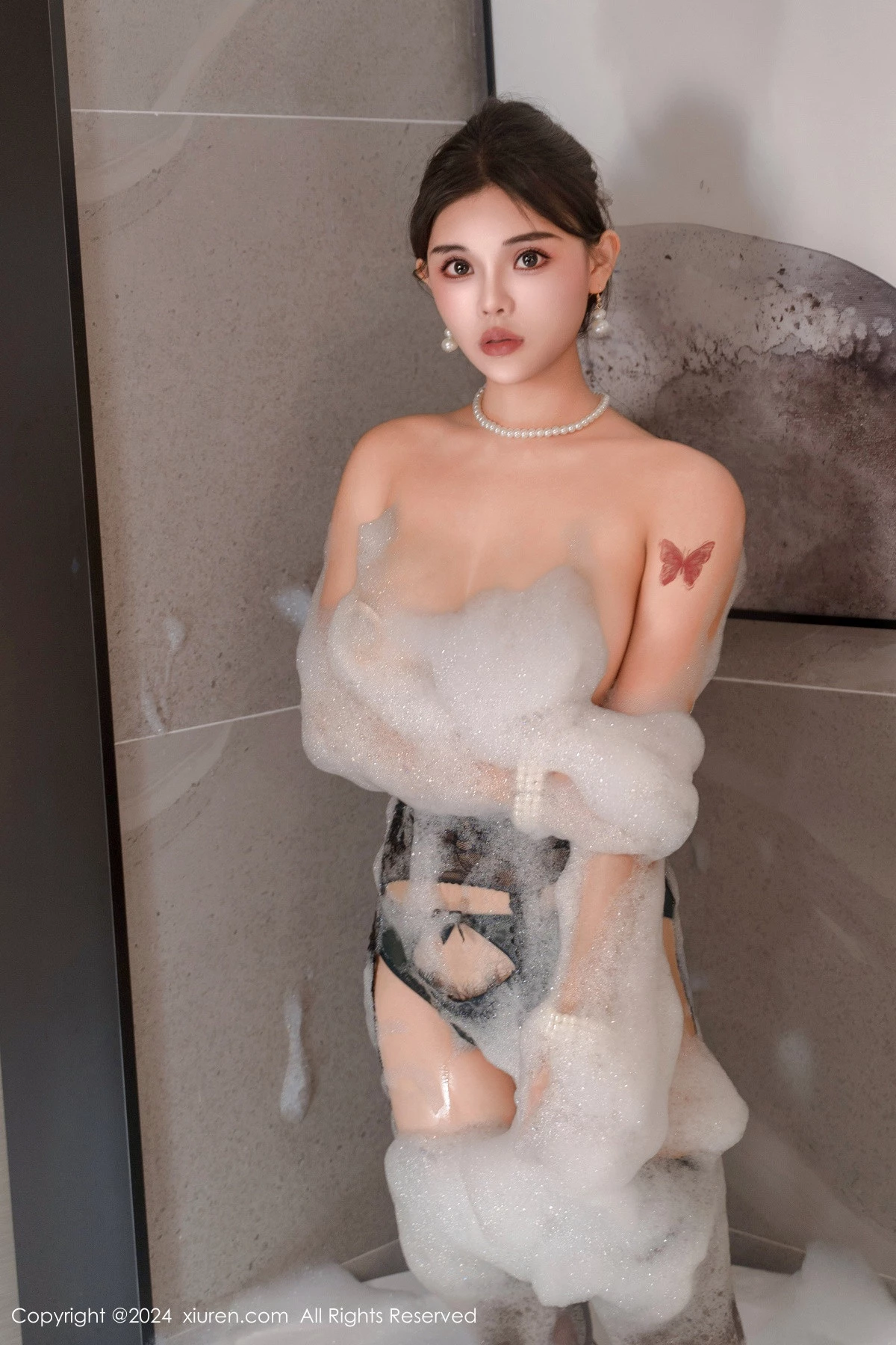 [[XiuRen秀人网]秀人网]No.9143_模特小童颜浴室场景性感黑色旗袍露黑色内衣配黑丝吊袜诱惑写真80P