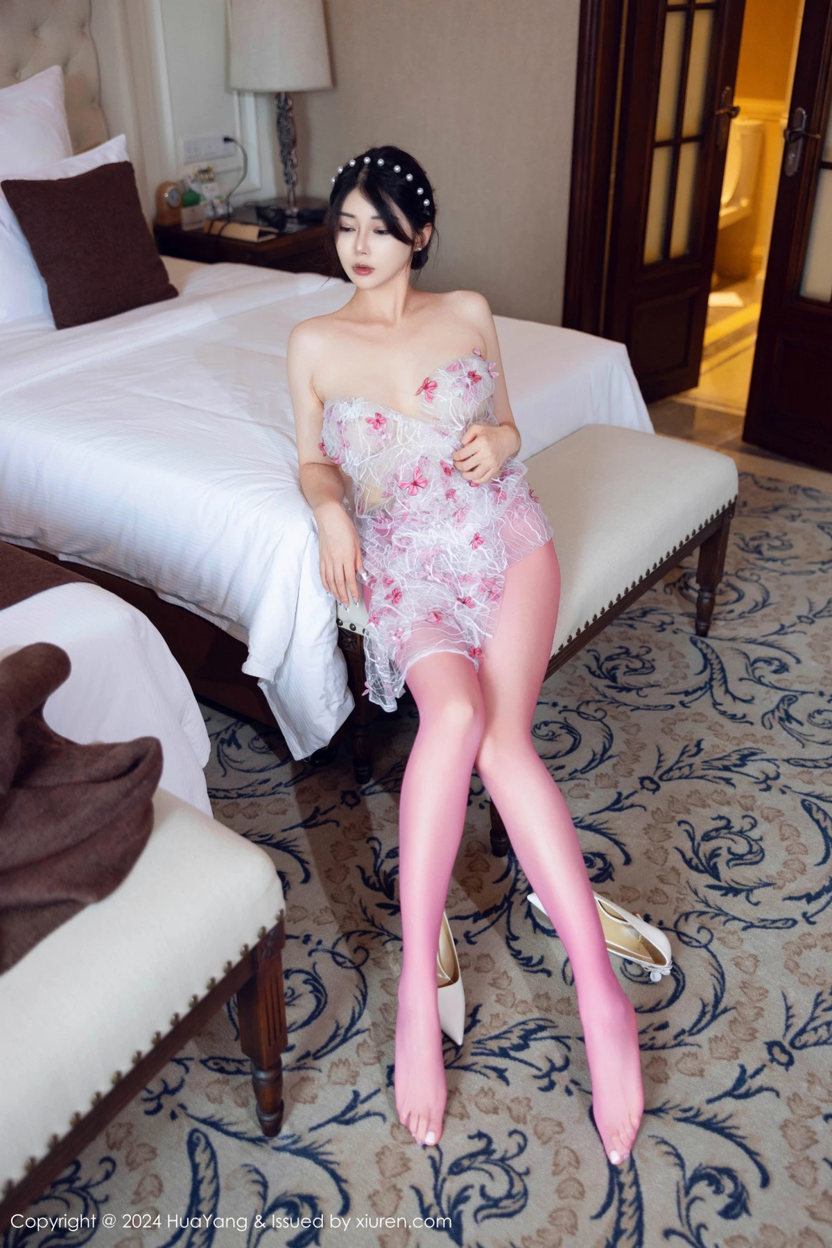 [HuaYang花漾]Vol.606_模特凯竹Quinn私房性感浅色丝袜+开档红丝袜秀丰腴身姿诱惑写真80P