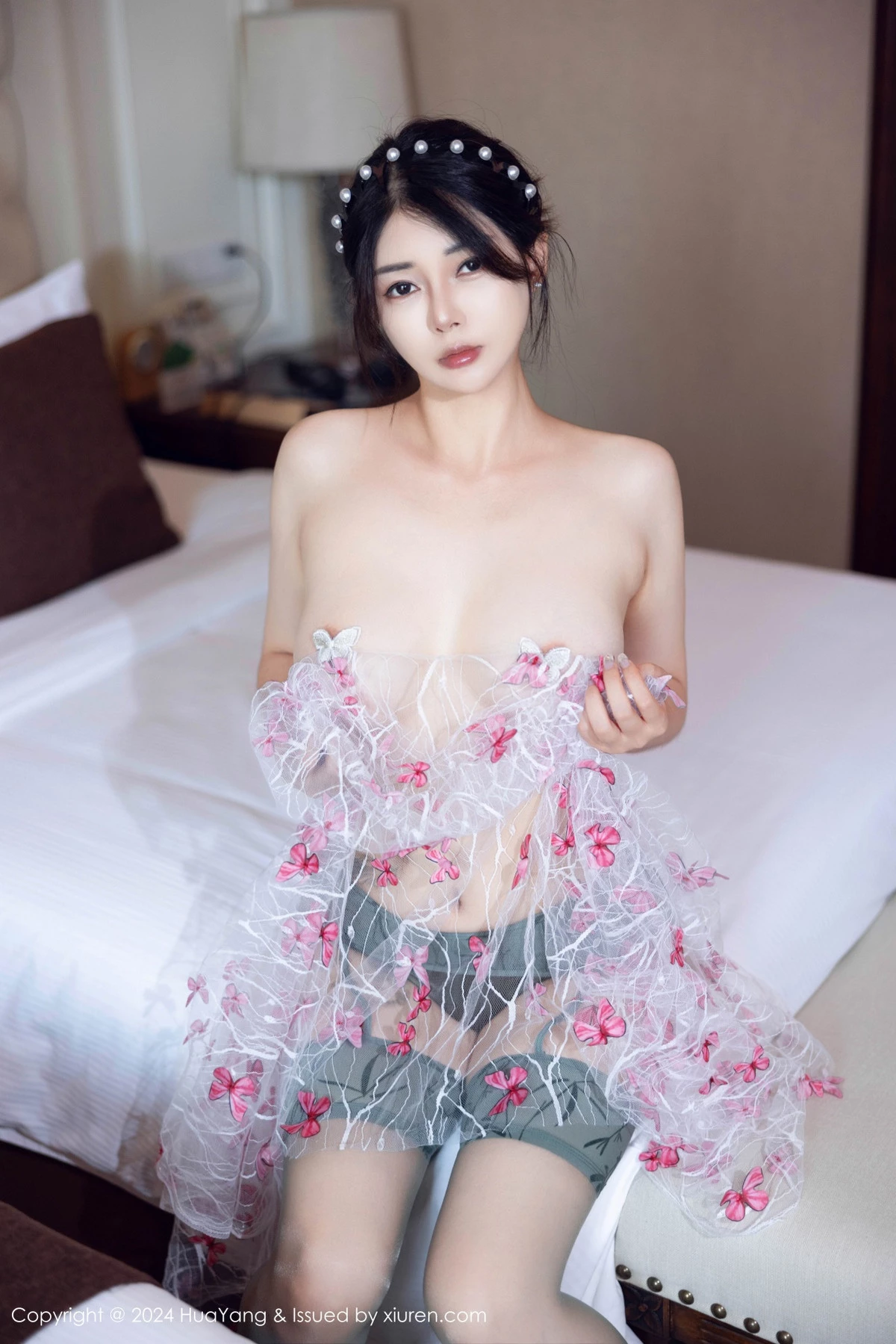 [HuaYang花漾]Vol.606_模特凯竹Quinn私房性感浅色丝袜+开档红丝袜秀丰腴身姿诱惑写真80P