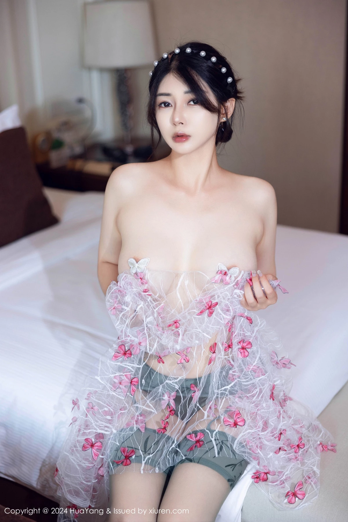 [HuaYang花漾]Vol.606_模特凯竹Quinn私房性感浅色丝袜+开档红丝袜秀丰腴身姿诱惑写真80P