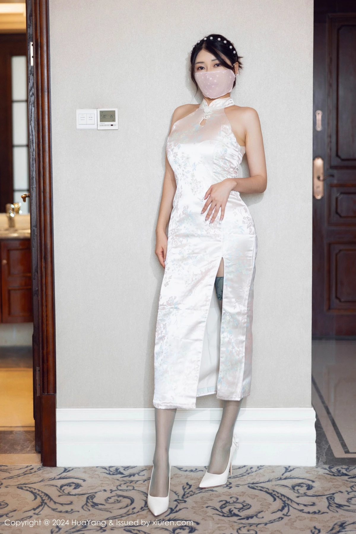 [HuaYang花漾]Vol.606_模特凯竹Quinn私房性感浅色丝袜+开档红丝袜秀丰腴身姿诱惑写真80P