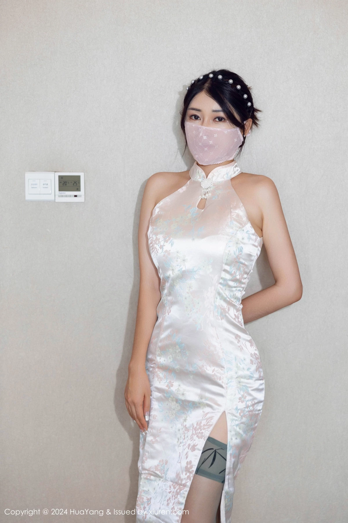 [HuaYang花漾]Vol.606_模特凯竹Quinn私房性感浅色丝袜+开档红丝袜秀丰腴身姿诱惑写真80P