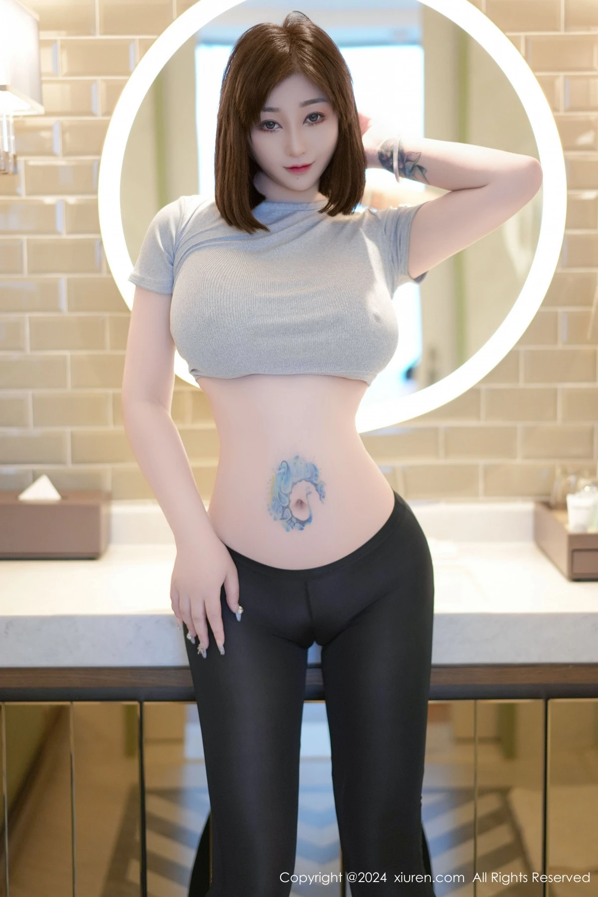 [[XiuRen秀人网]秀人网]No.9153_女神妲己_Toxic私房性感灰色T恤配黑丝裤袜秀雪峰美臀诱惑写真41P