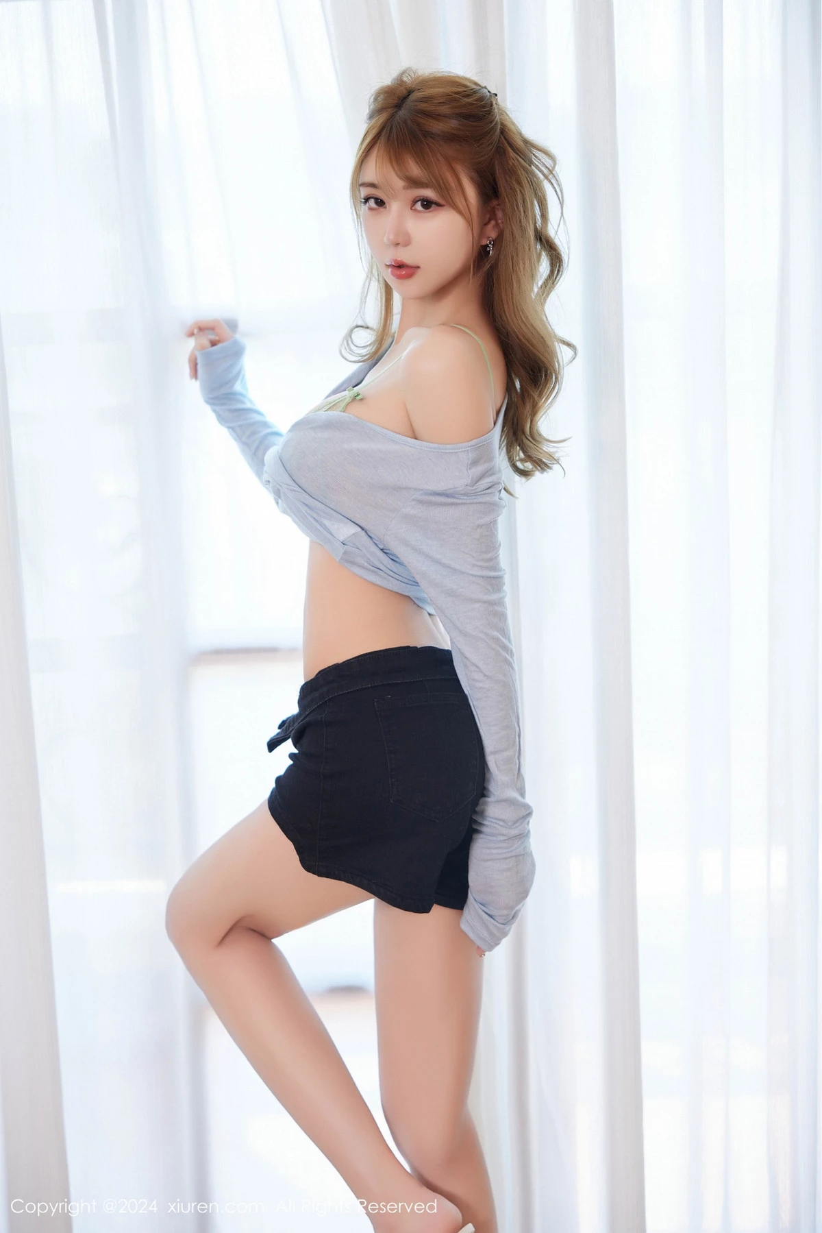 [[XiuRen秀人网]秀人网]No.9155_模特Zoe柚柚性感居家蓝色服饰露浅绿色内衣秀凹凸身材诱惑写真71P