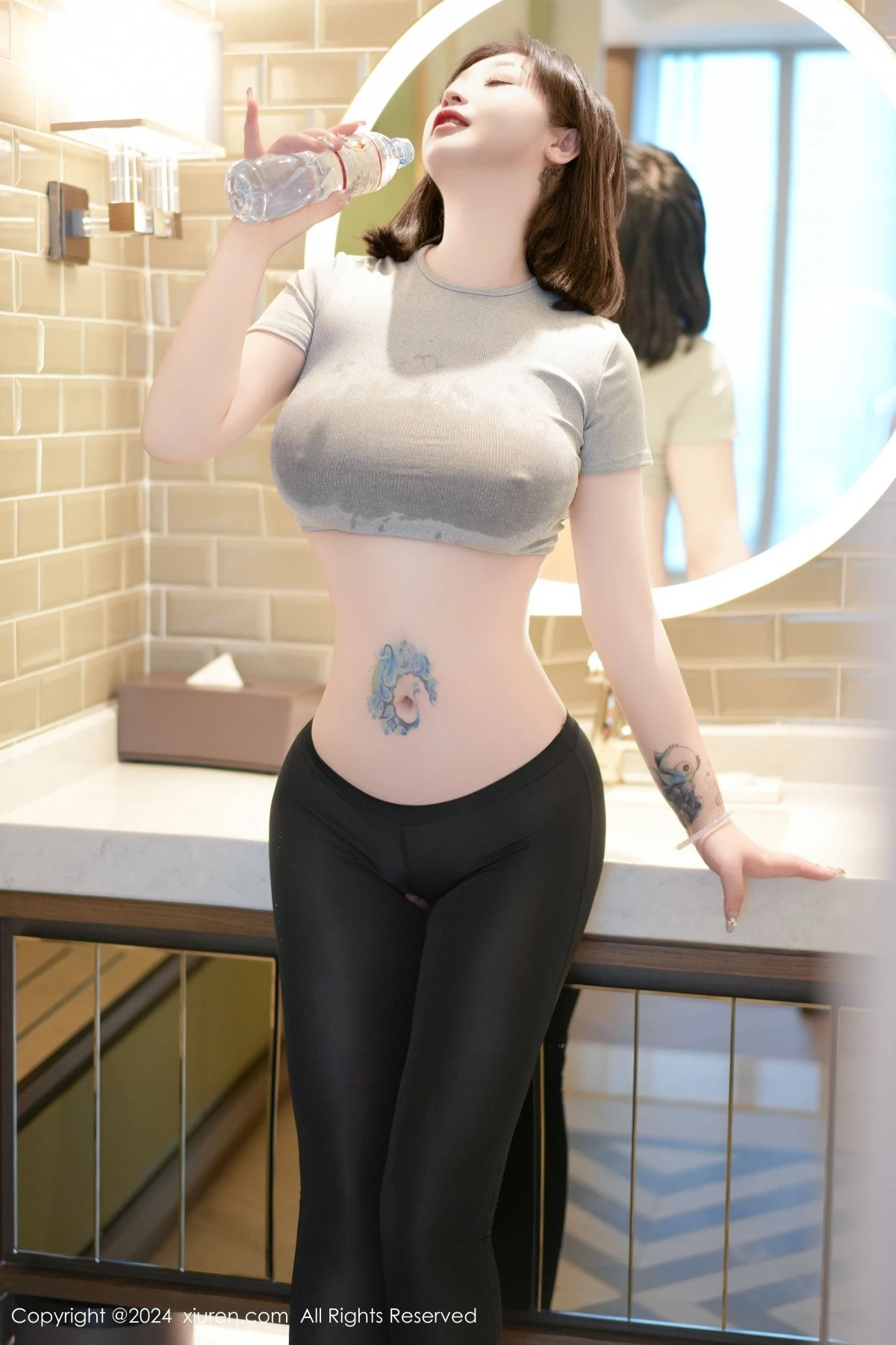 [[XiuRen秀人网]秀人网]No.9153_女神妲己_Toxic私房性感灰色T恤配黑丝裤袜秀雪峰美臀诱惑写真41P