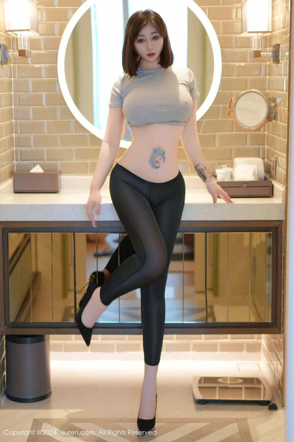 [[XiuRen秀人网]秀人网]No.9153_女神妲己_Toxic私房性感灰色T恤配黑丝裤袜秀雪峰美臀诱惑写真41P