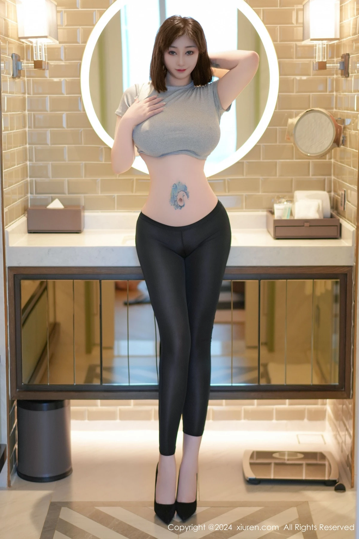 [[XiuRen秀人网]秀人网]No.9153_女神妲己_Toxic私房性感灰色T恤配黑丝裤袜秀雪峰美臀诱惑写真41P