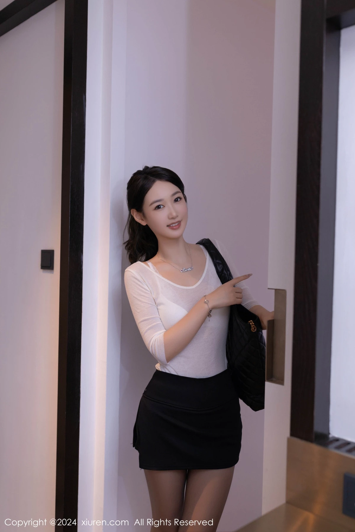 [[XiuRen秀人网]秀人网]No.9036_模特唐安琪性感白色上衣露白色内衣配超薄黑丝秀美腿诱惑写真84P