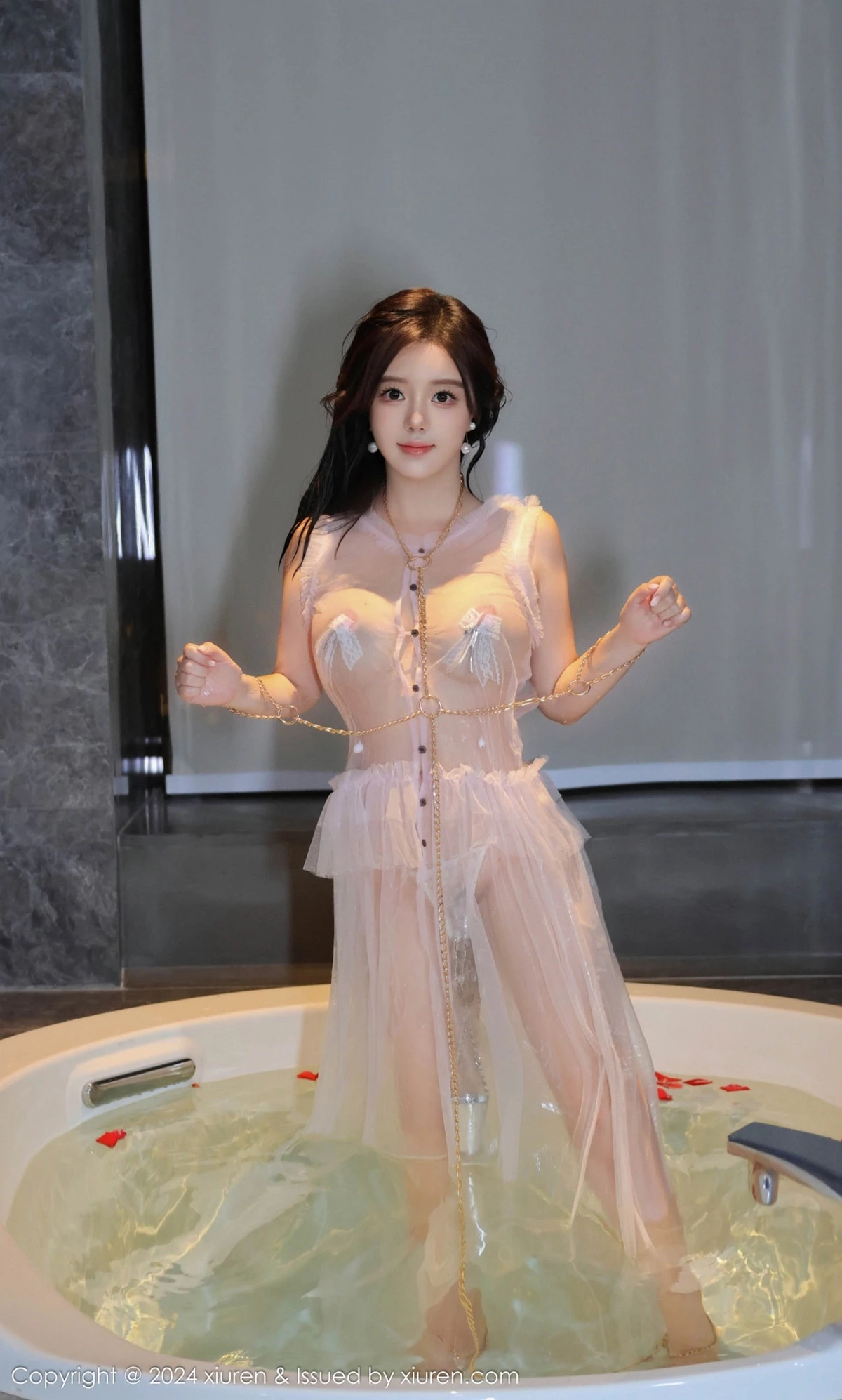 [[XiuRen秀人网]秀人网]No.9164_模特小薯条nienie户外性感女仆装配超薄肉丝秀惹火身材诱惑写真87P