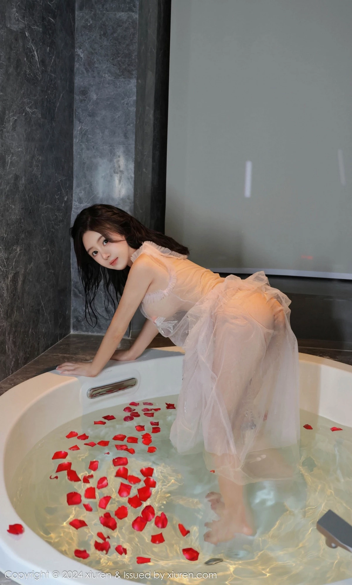 [[XiuRen秀人网]秀人网]No.9164_模特小薯条nienie户外性感女仆装配超薄肉丝秀惹火身材诱惑写真87P