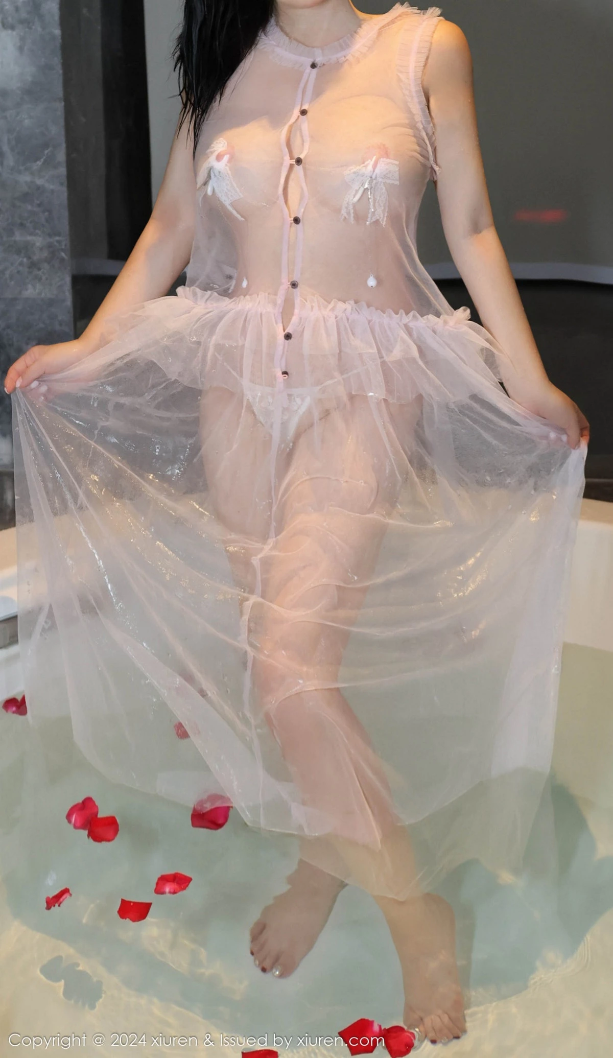 [[XiuRen秀人网]秀人网]No.9164_模特小薯条nienie户外性感女仆装配超薄肉丝秀惹火身材诱惑写真87P