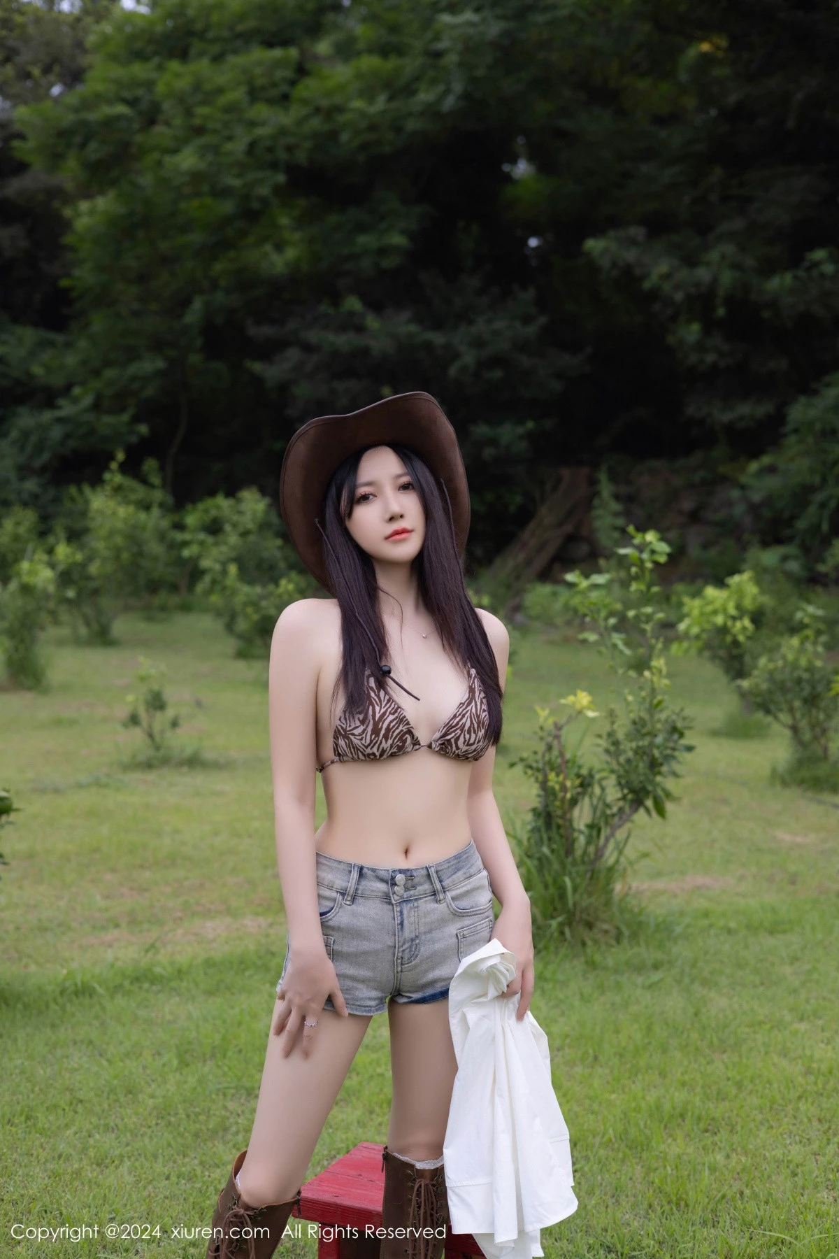 [[XiuRen秀人网]秀人网]No.9166_模特鱼子酱Fish性感内衣配超短牛仔裤露白丝袜秀完美身材诱惑写真80P