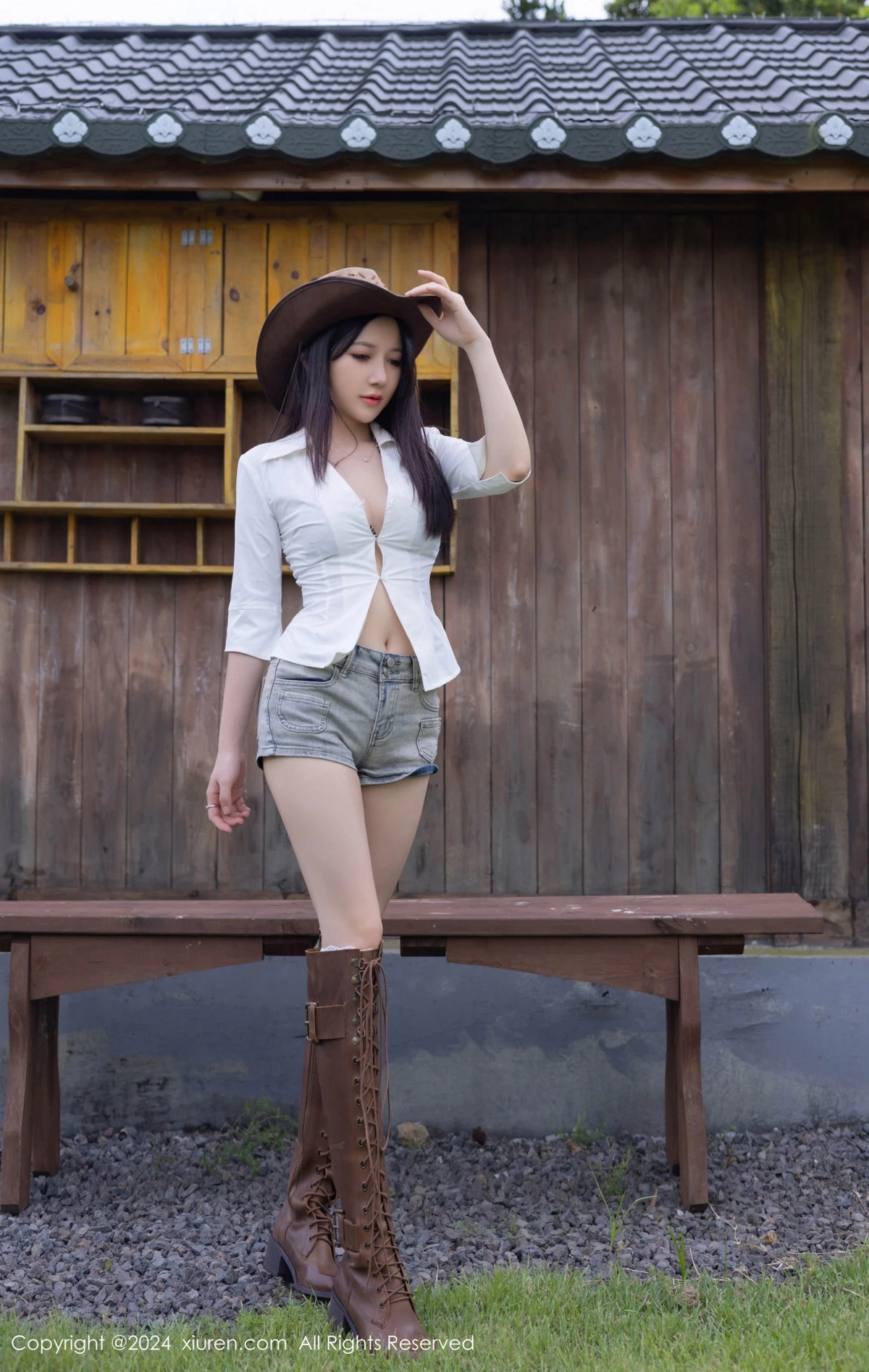 [[XiuRen秀人网]秀人网]No.9166_模特鱼子酱Fish性感内衣配超短牛仔裤露白丝袜秀完美身材诱惑写真80P