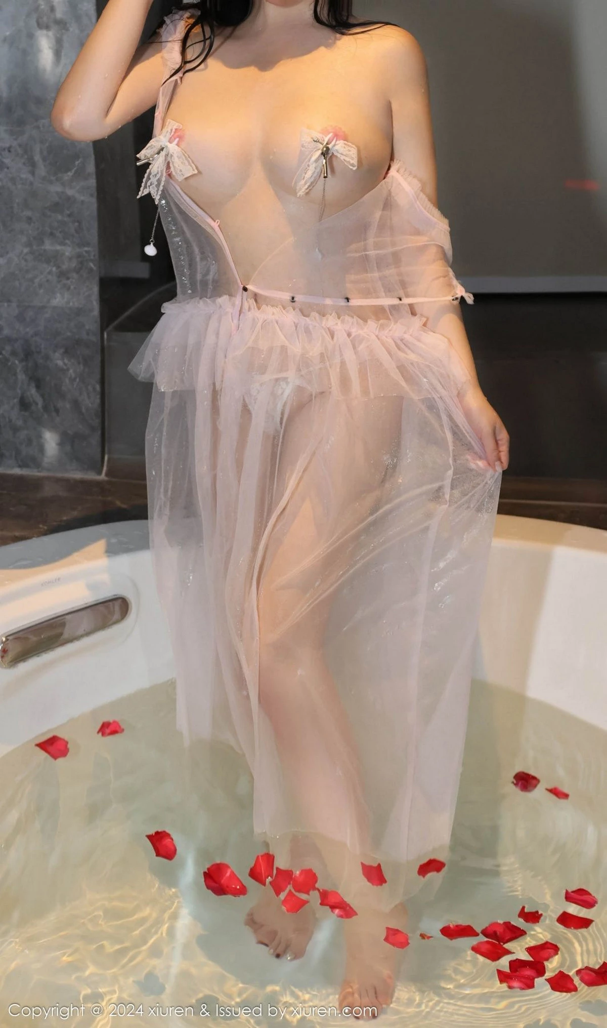 [[XiuRen秀人网]秀人网]No.9164_模特小薯条nienie户外性感女仆装配超薄肉丝秀惹火身材诱惑写真87P