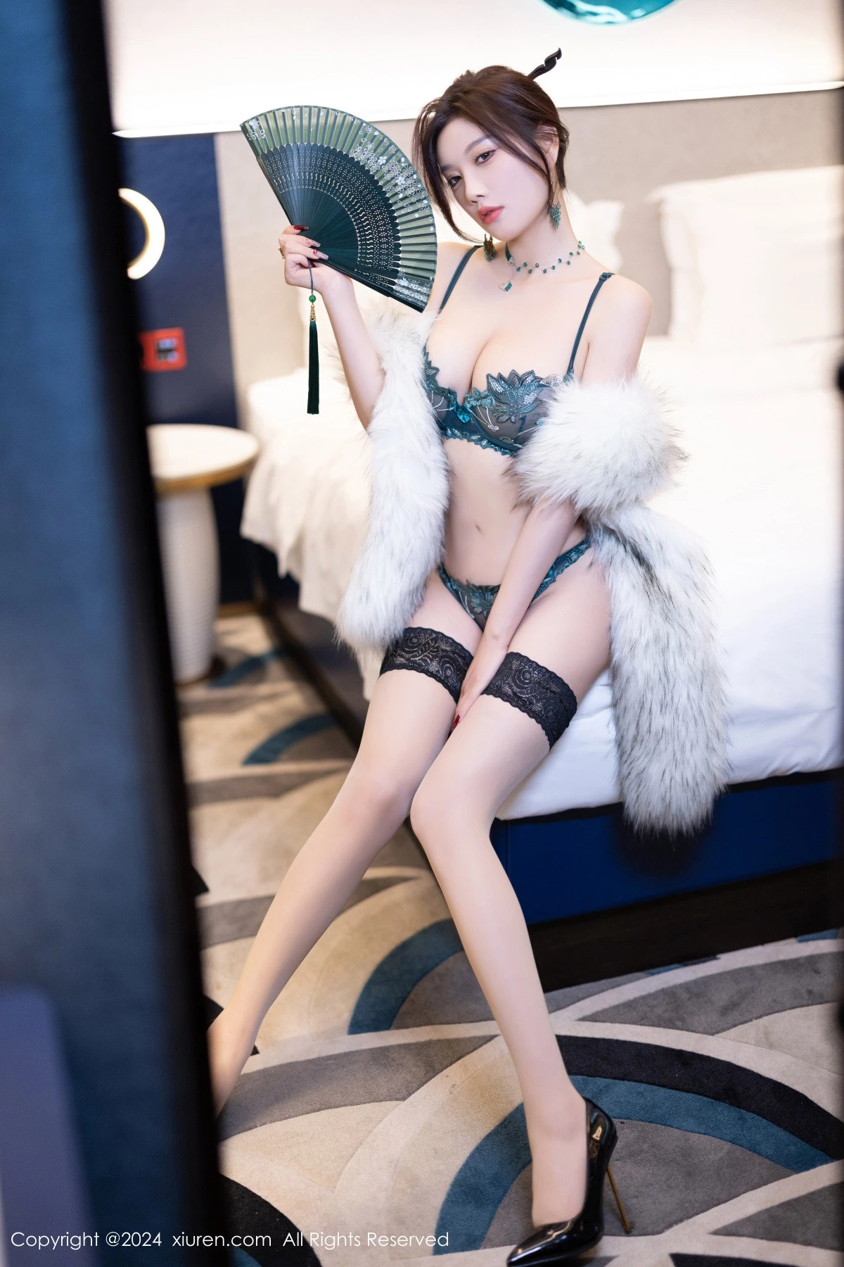 [[XiuRen秀人网]秀人网]No.9165_女神杨晨晨Yome性感古风旗袍服饰配超薄肉丝秀丰腴身姿诱惑写真83P