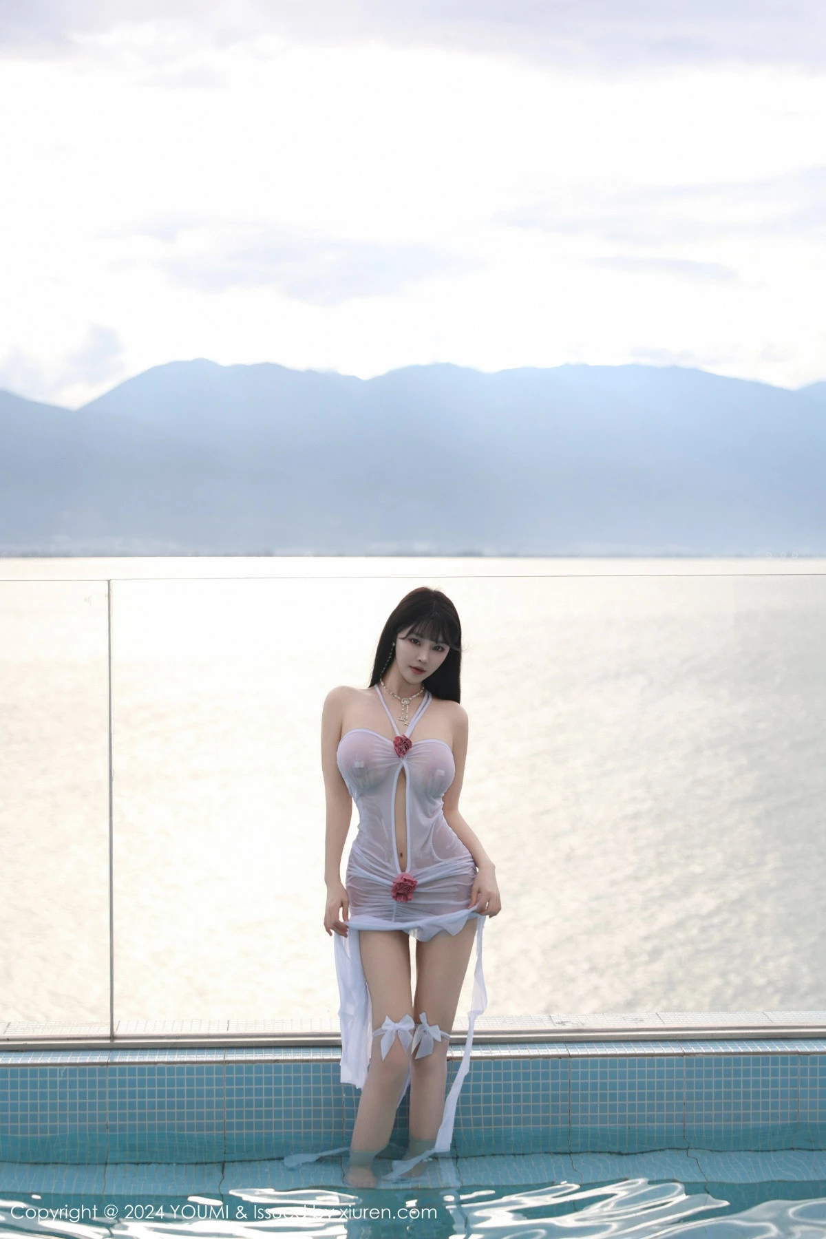 [YouMi尤蜜荟]Vol.1097_女神心上可Flora性感白色轻透连衣短裙湿身秀丰满身材诱惑写真56P