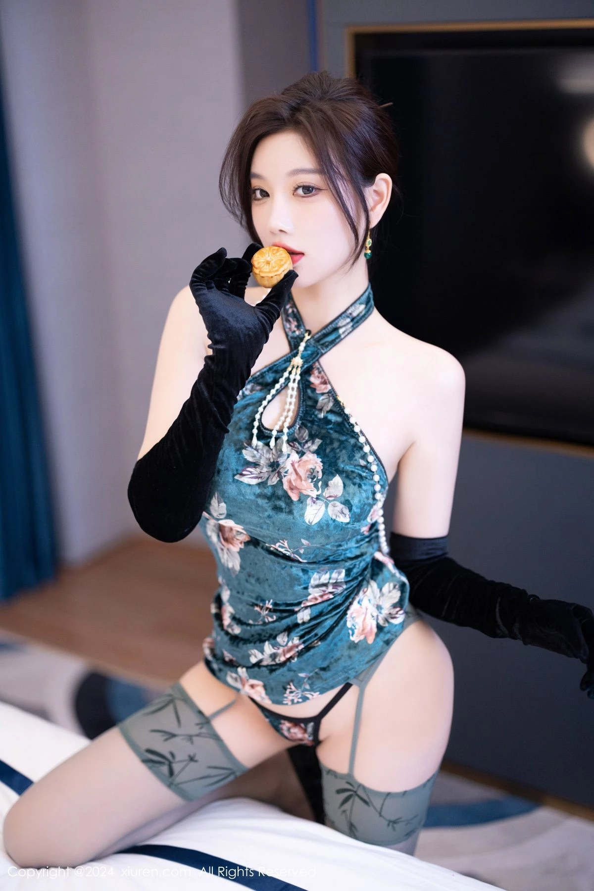 [[XiuRen秀人网]秀人网]No.9165_女神杨晨晨Yome性感古风旗袍服饰配超薄肉丝秀丰腴身姿诱惑写真83P