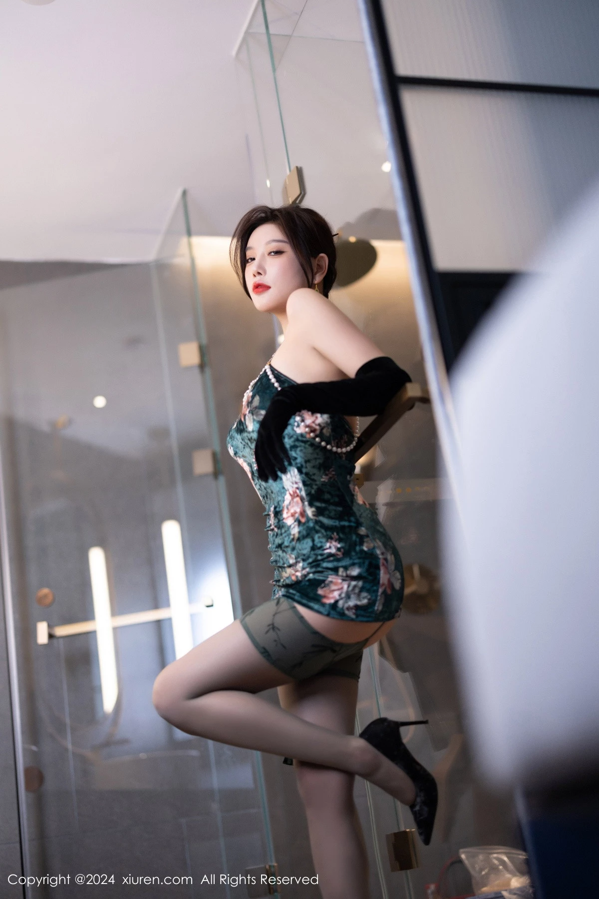 [[XiuRen秀人网]秀人网]No.9165_女神杨晨晨Yome性感古风旗袍服饰配超薄肉丝秀丰腴身姿诱惑写真83P