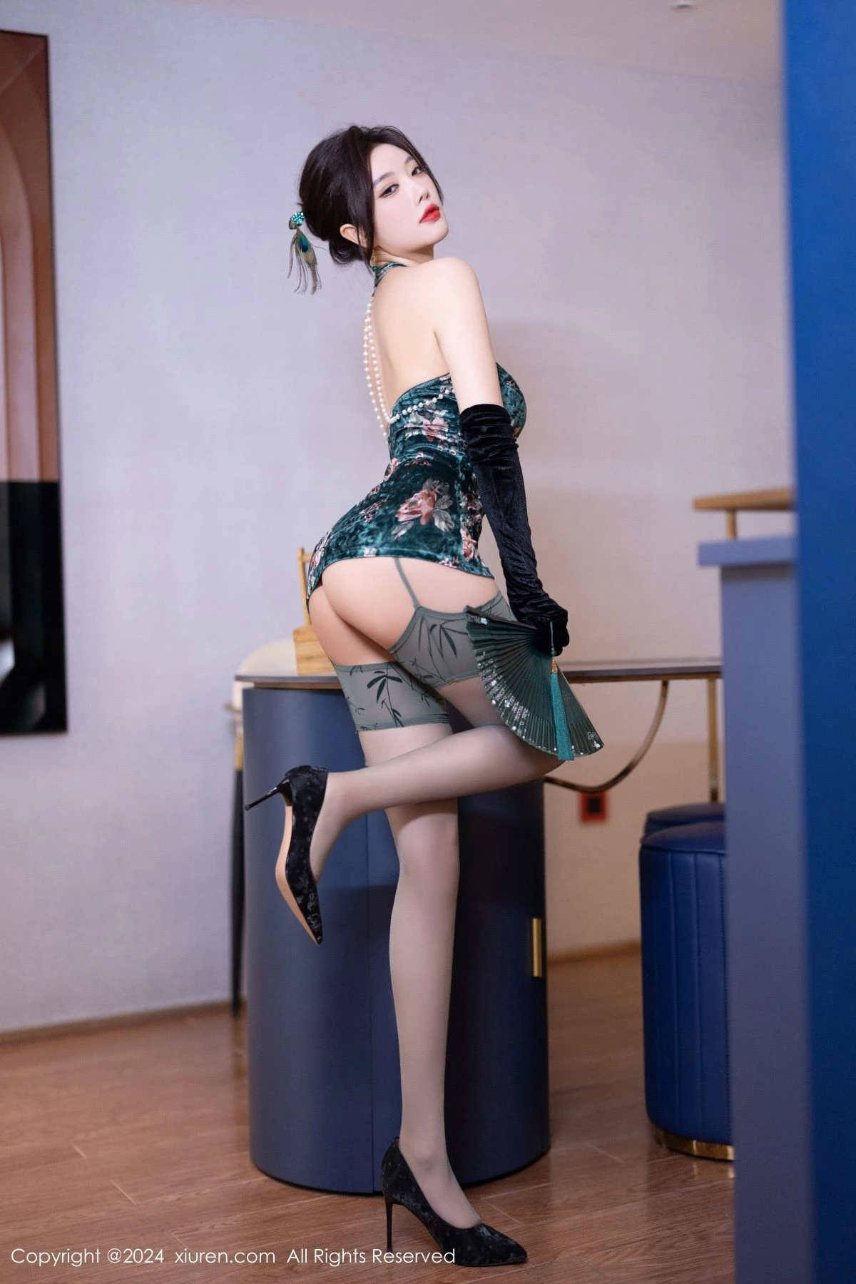 [[XiuRen秀人网]秀人网]No.9165_女神杨晨晨Yome性感古风旗袍服饰配超薄肉丝秀丰腴身姿诱惑写真83P