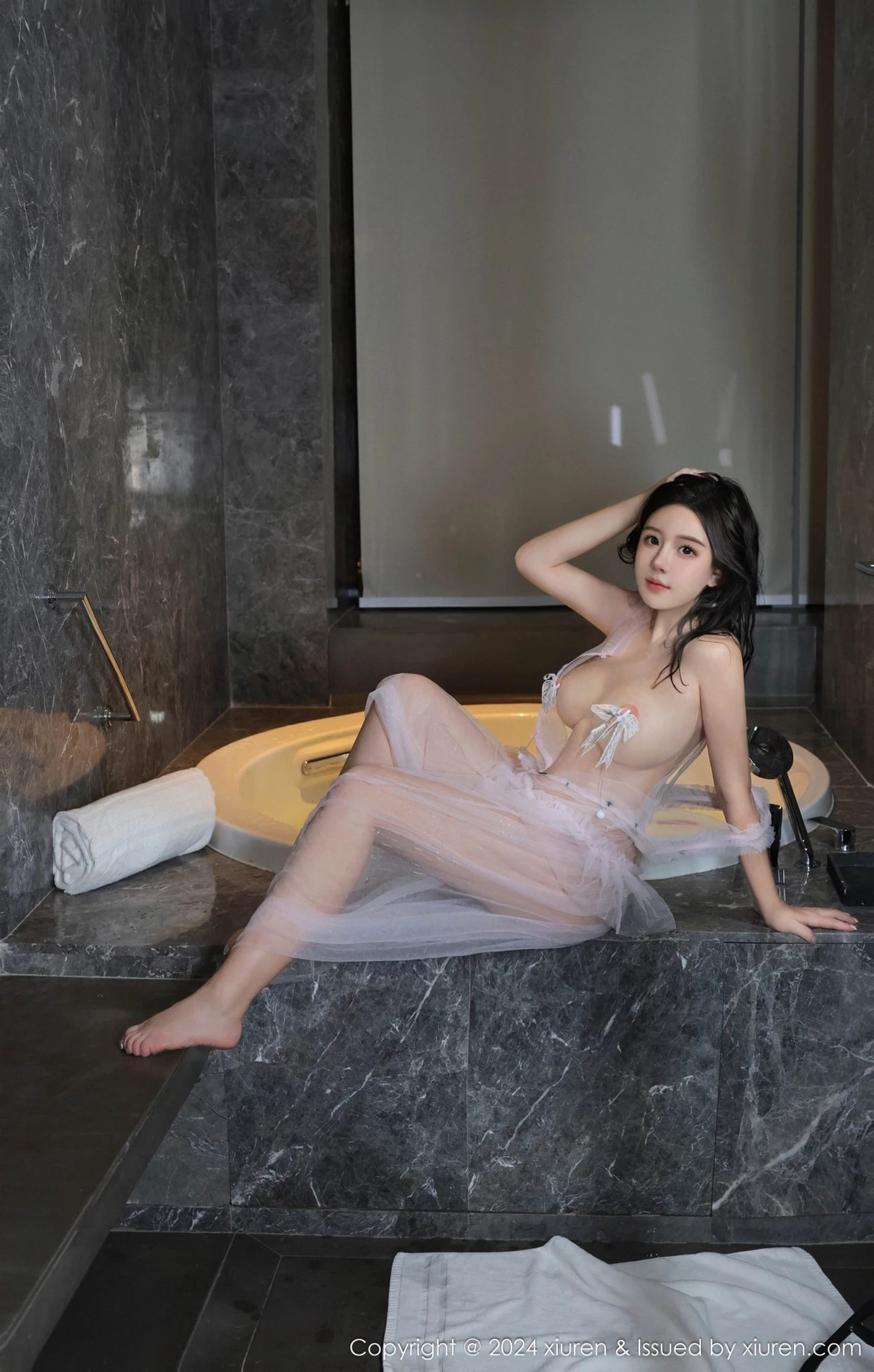 [[XiuRen秀人网]秀人网]No.9164_模特小薯条nienie户外性感女仆装配超薄肉丝秀惹火身材诱惑写真87P