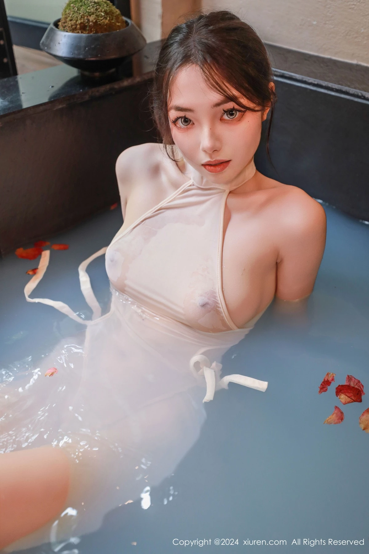 [[XiuRen秀人网]秀人网]No.9160_新人模特叫我小猫温泉主题性感肉色半透服饰秀凹凸身材诱惑写真72P