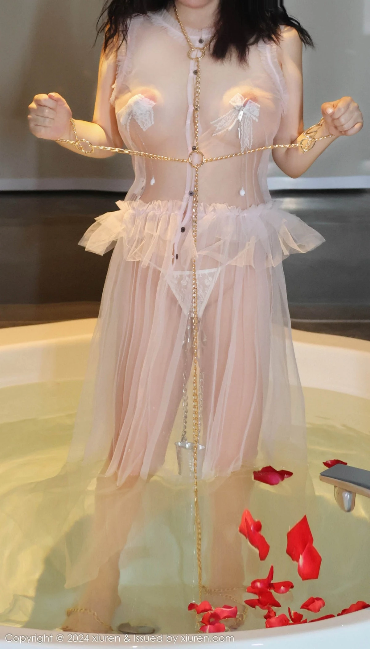 [[XiuRen秀人网]秀人网]No.9164_模特小薯条nienie户外性感女仆装配超薄肉丝秀惹火身材诱惑写真87P