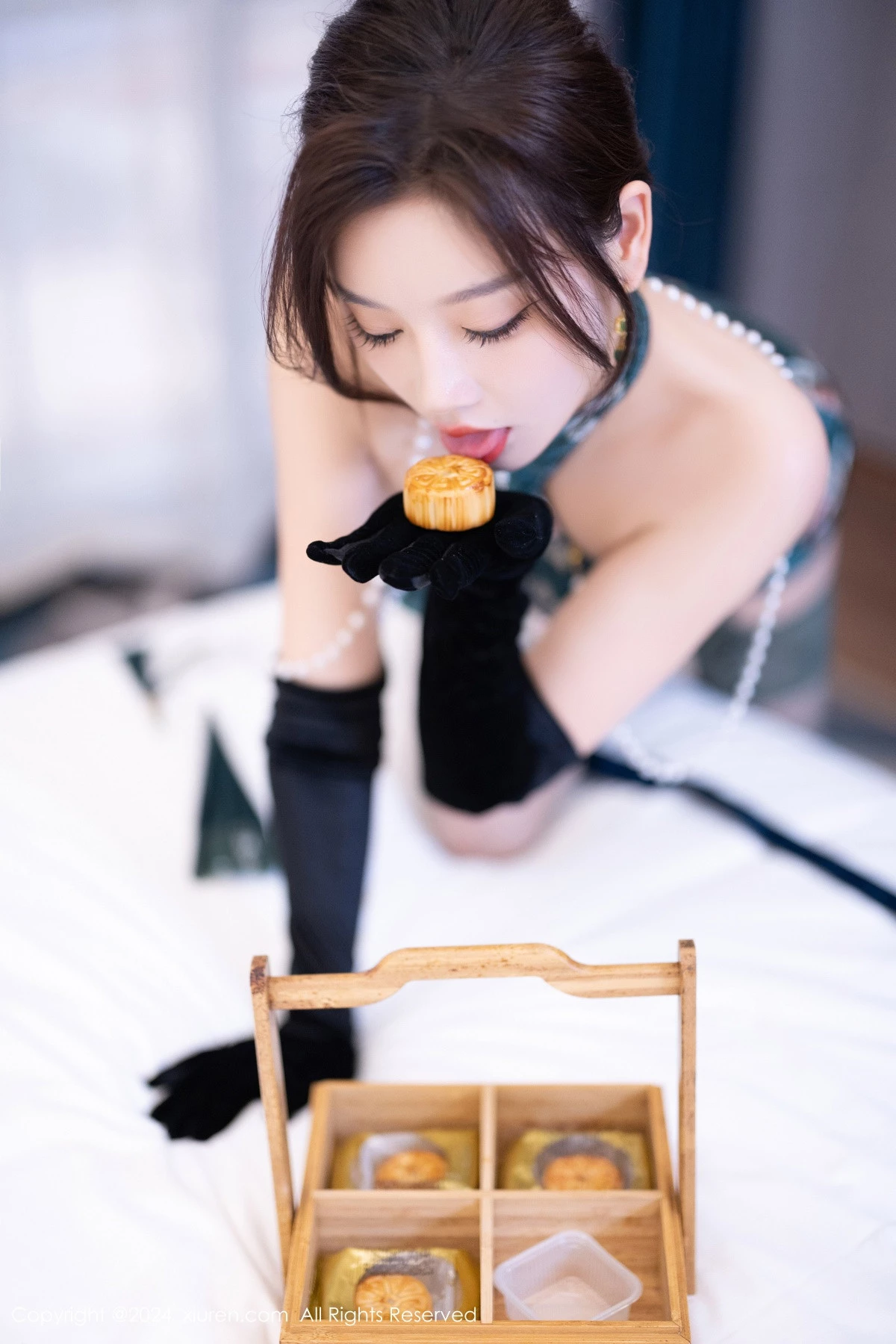 [[XiuRen秀人网]秀人网]No.9165_女神杨晨晨Yome性感古风旗袍服饰配超薄肉丝秀丰腴身姿诱惑写真83P