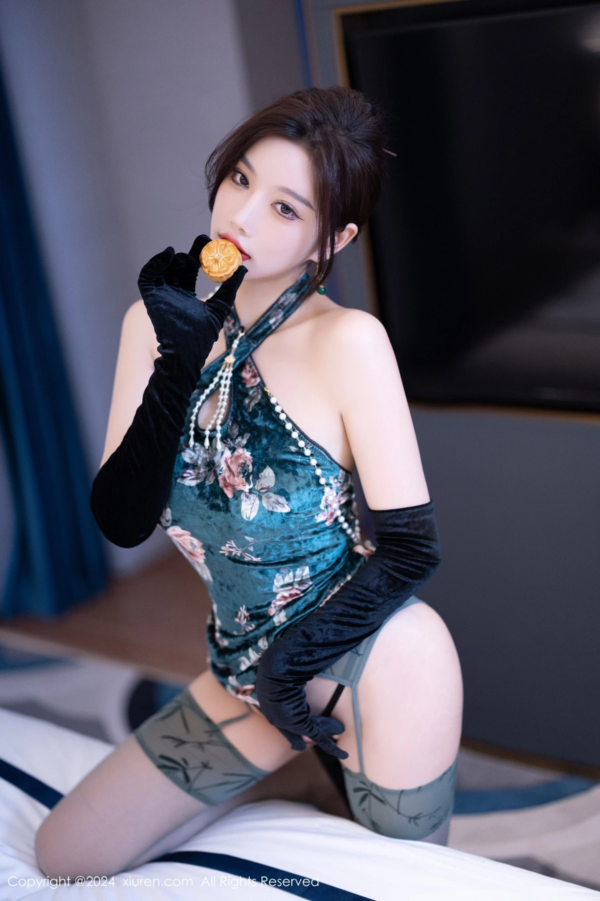 [[XiuRen秀人网]秀人网]No.9165_女神杨晨晨Yome性感古风旗袍服饰配超薄肉丝秀丰腴身姿诱惑写真83P