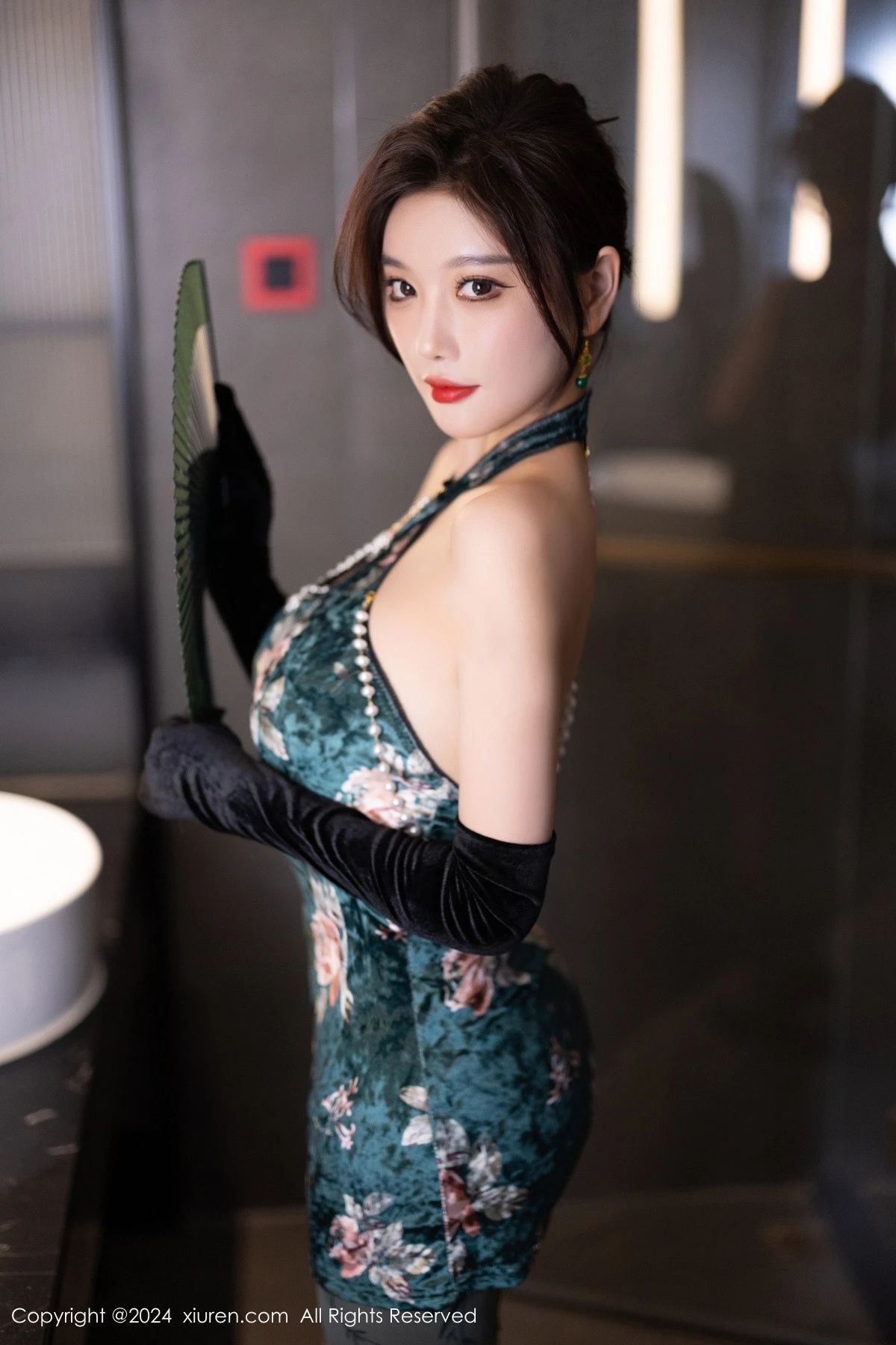 [[XiuRen秀人网]秀人网]No.9165_女神杨晨晨Yome性感古风旗袍服饰配超薄肉丝秀丰腴身姿诱惑写真83P